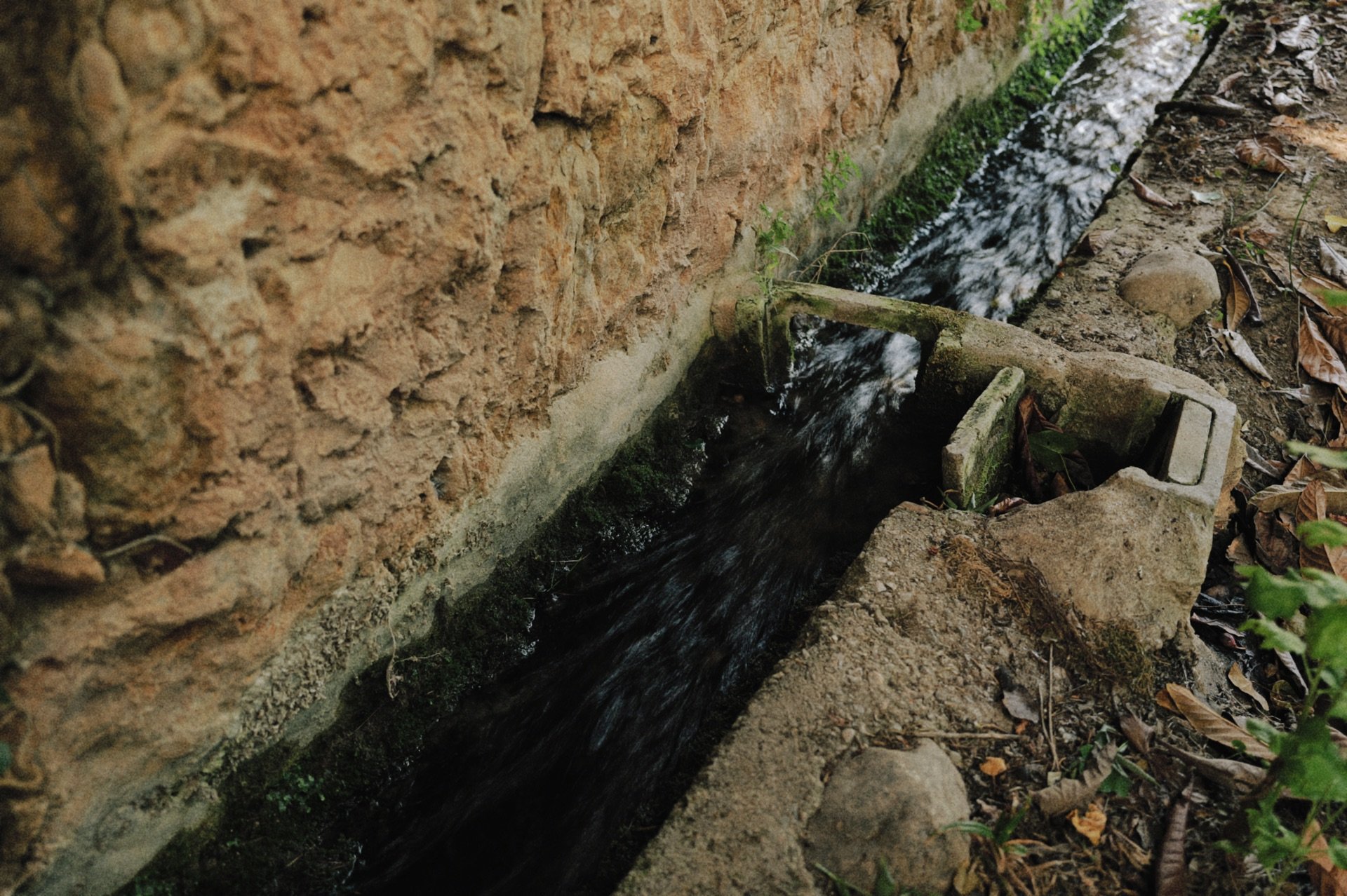 acequia antigua con agua pasando
