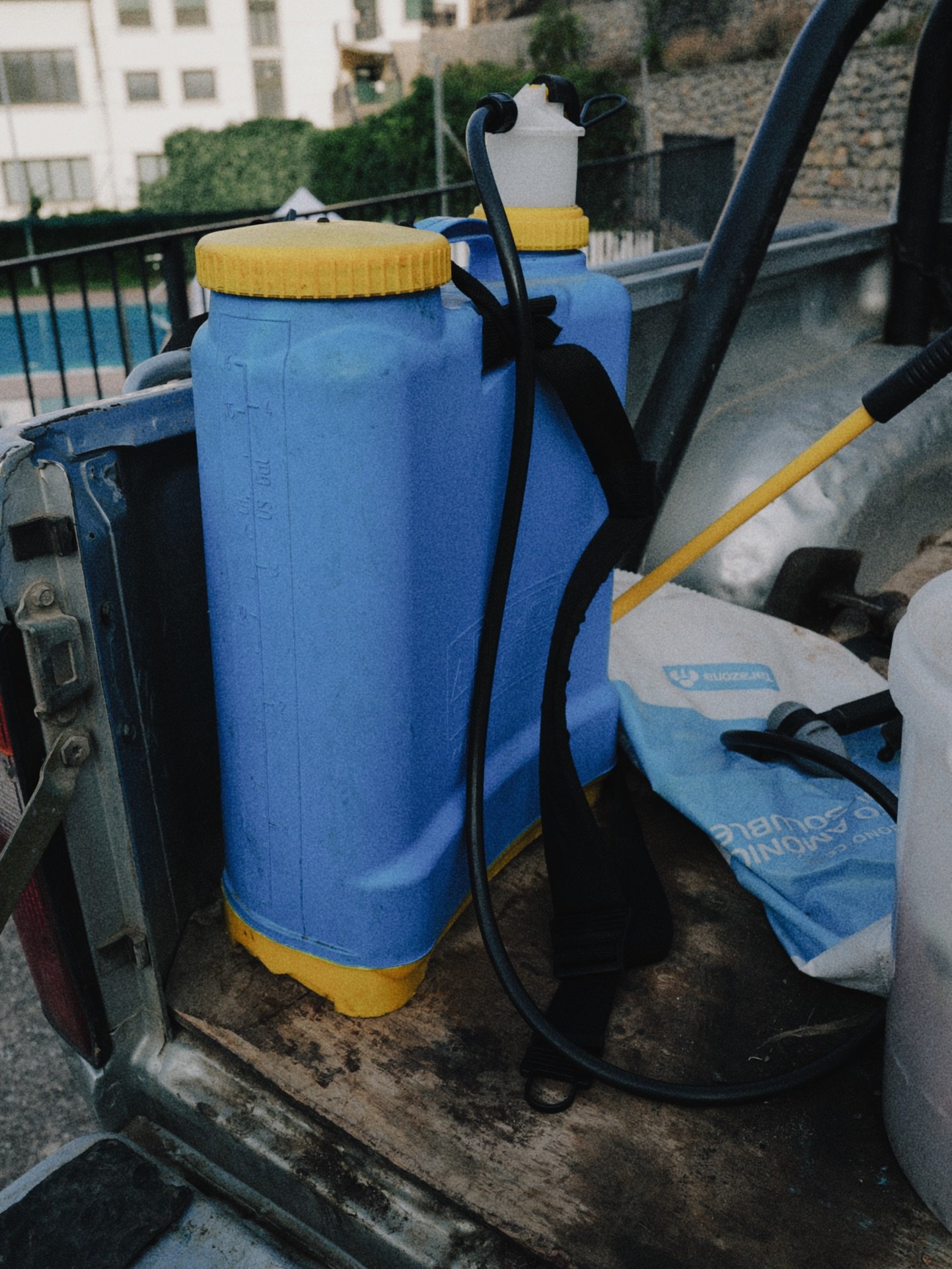 mochila de pulverizar en un todoterreno
