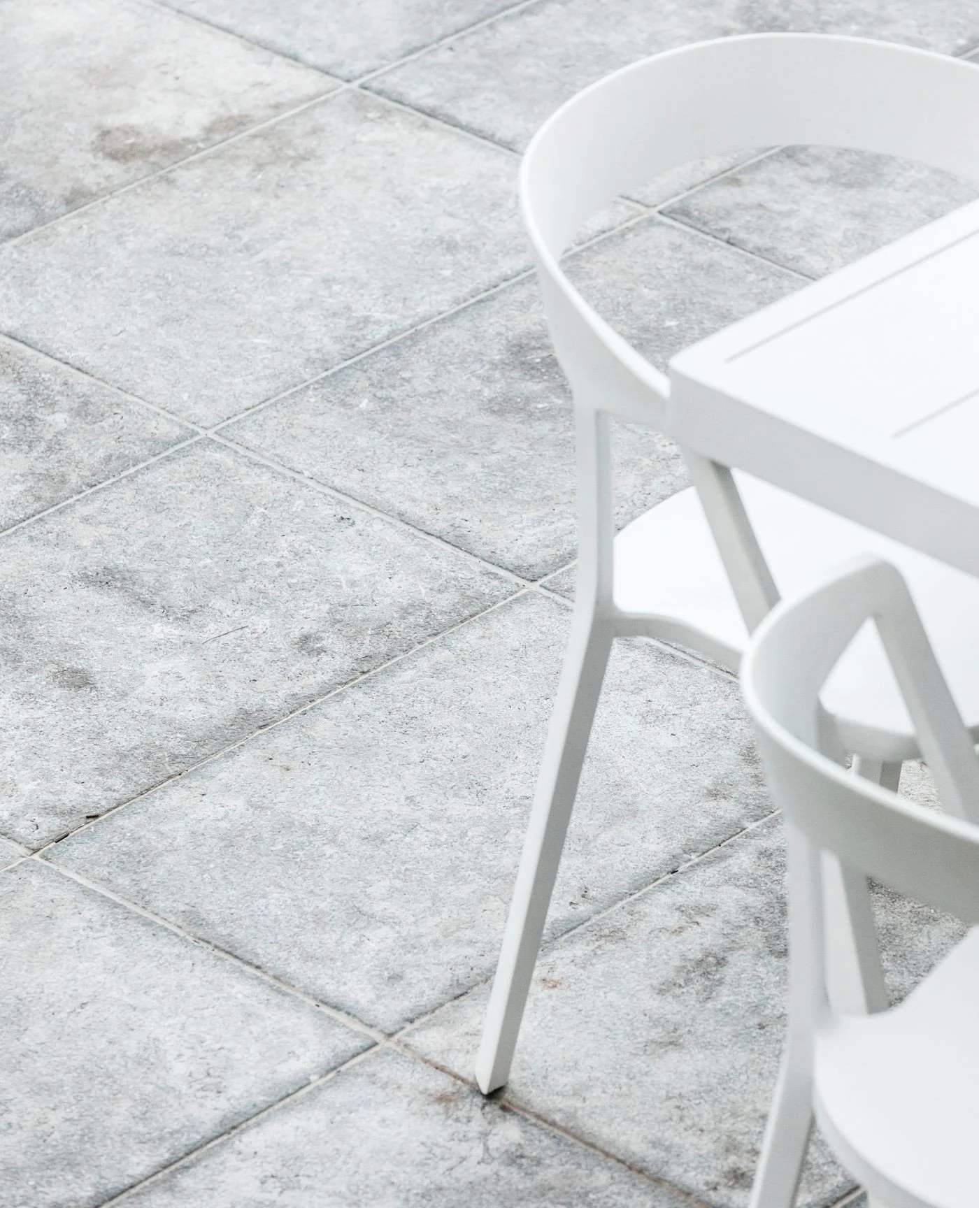 Paving patterns do more than cover the ground, they define the character of a space. The layout can influence how the space feels - structured, relaxed or dynamic - depending on the shape and size of the pavers used. From rectangular and square for