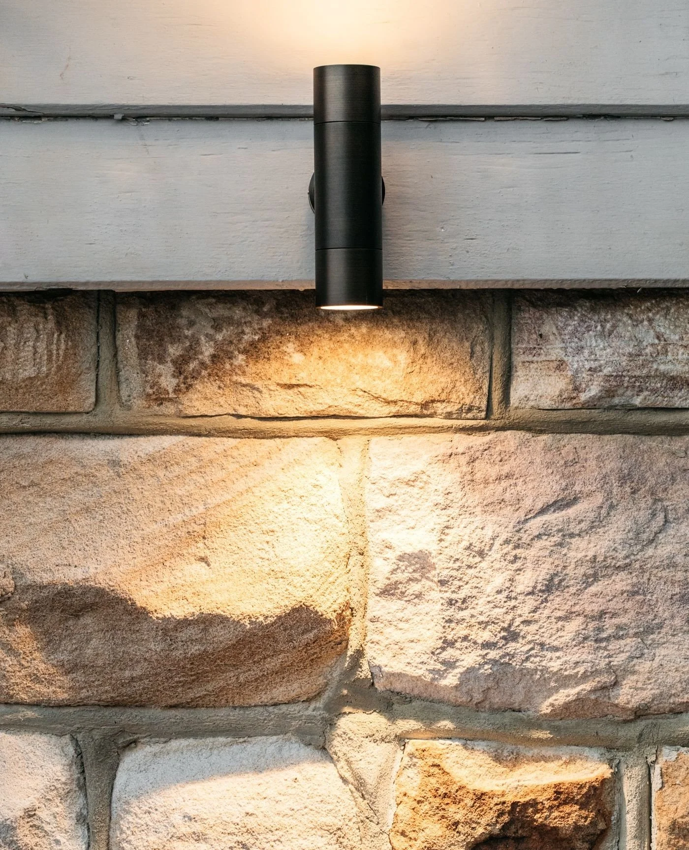 A small detail, but never an afterthought. The warmth of sandstone paired with a restrained black downlight was chosen to create depth and texture after dark. It is subtle, functional and deliberately understated.