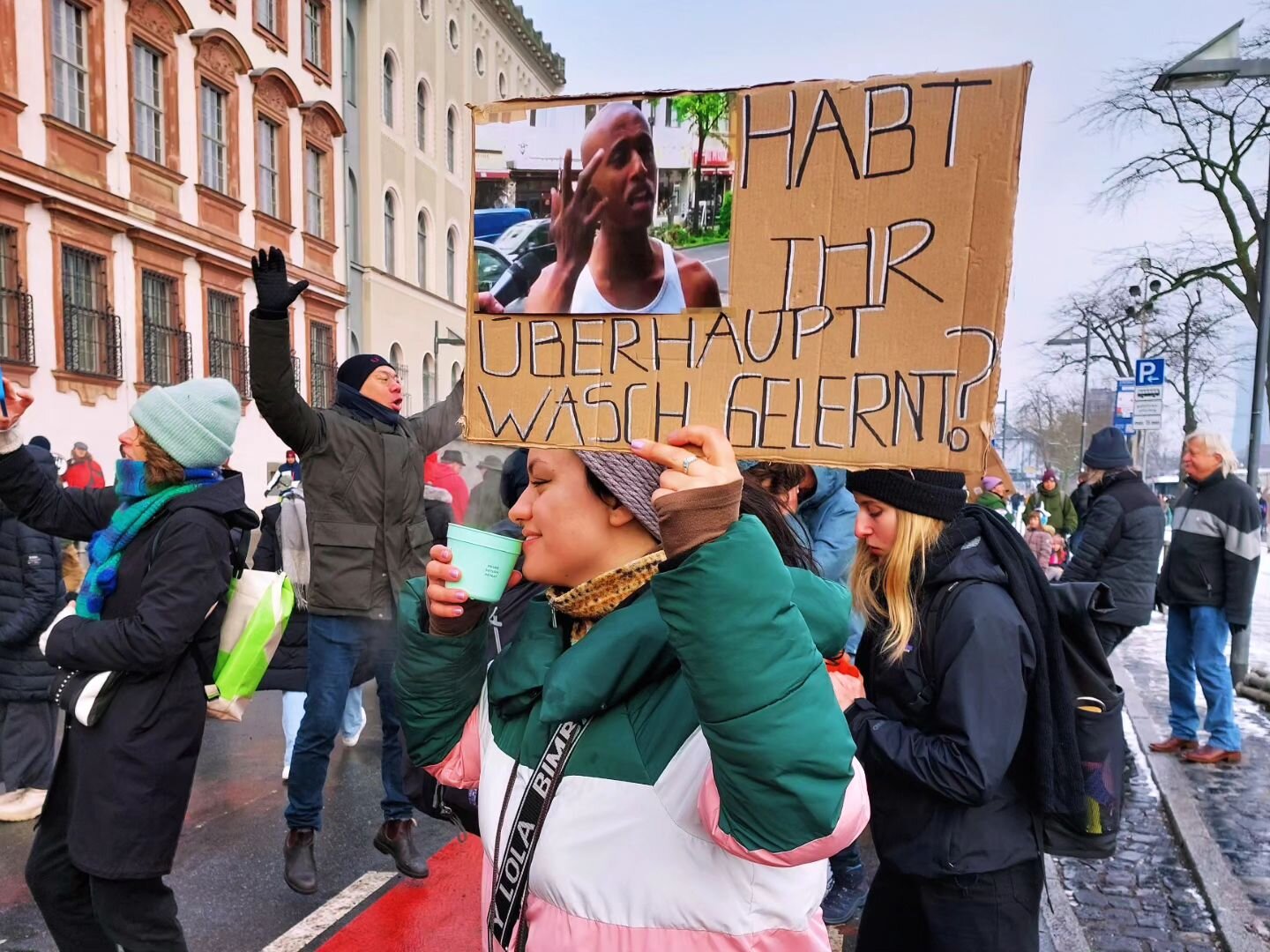 Hunderttausende demonstrieren f&uuml;r Zusammenhalt, Menschenrechte und gegen Rassismus in Deutschland, u.a. 50.000 in Frankfurt.

Wir alle, unabh&auml;ngig vom Hintergrund, sind eine Familie.

ਹਿੰਦੂ ਤੁਰਕ ਕੋਊ ਰਾਫਜੀ ਇਮਾਮ ਸਾਫੀ ਮਾਨਸ ਕੀ ਜਾਤਿ ਸਬੈ ਏਕੈ ਪਹਿਚ