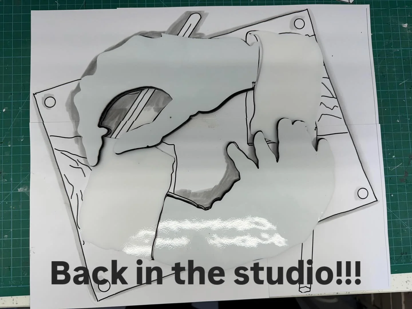 Been working on lots of designs over the last few months and finally back in the studio to get making! So watch this space 👀..👀..👀

#fusedglass 
#fusedglassartist 
#kilnformedglass 
#hands
#opticalillusion 
#blowingthecobwebsaway 
#AI
@anti.copyin