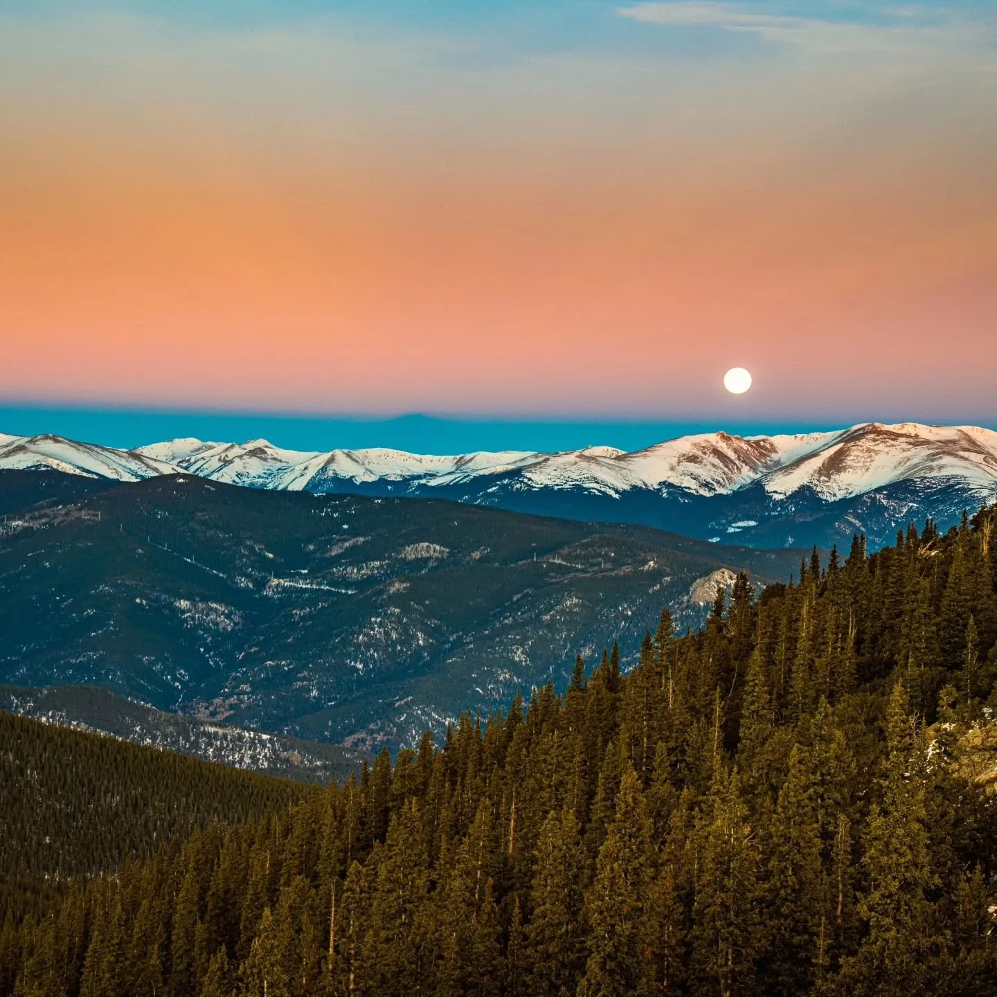 Catching the full moon on its way out

#Moonset #ColoradoPhotography #RockyMountains
#MountainLight #Alpenglow