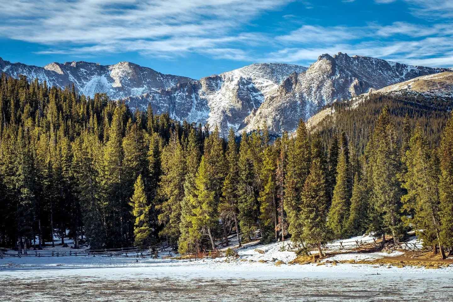 Bluebird winter day

#mountainphotography #landscapephotography #chasinglight #alpinelake #winterwoods