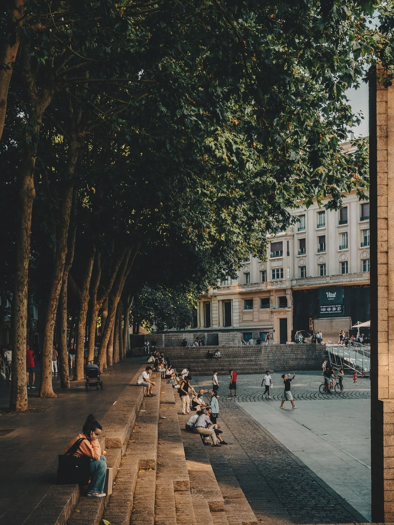 Vitoria-Gasteiz, a vibrant place that slowly unfolds every day, in its quiet streets, countless terraces and timeless facades. The ease of a city that simply knows how to live.