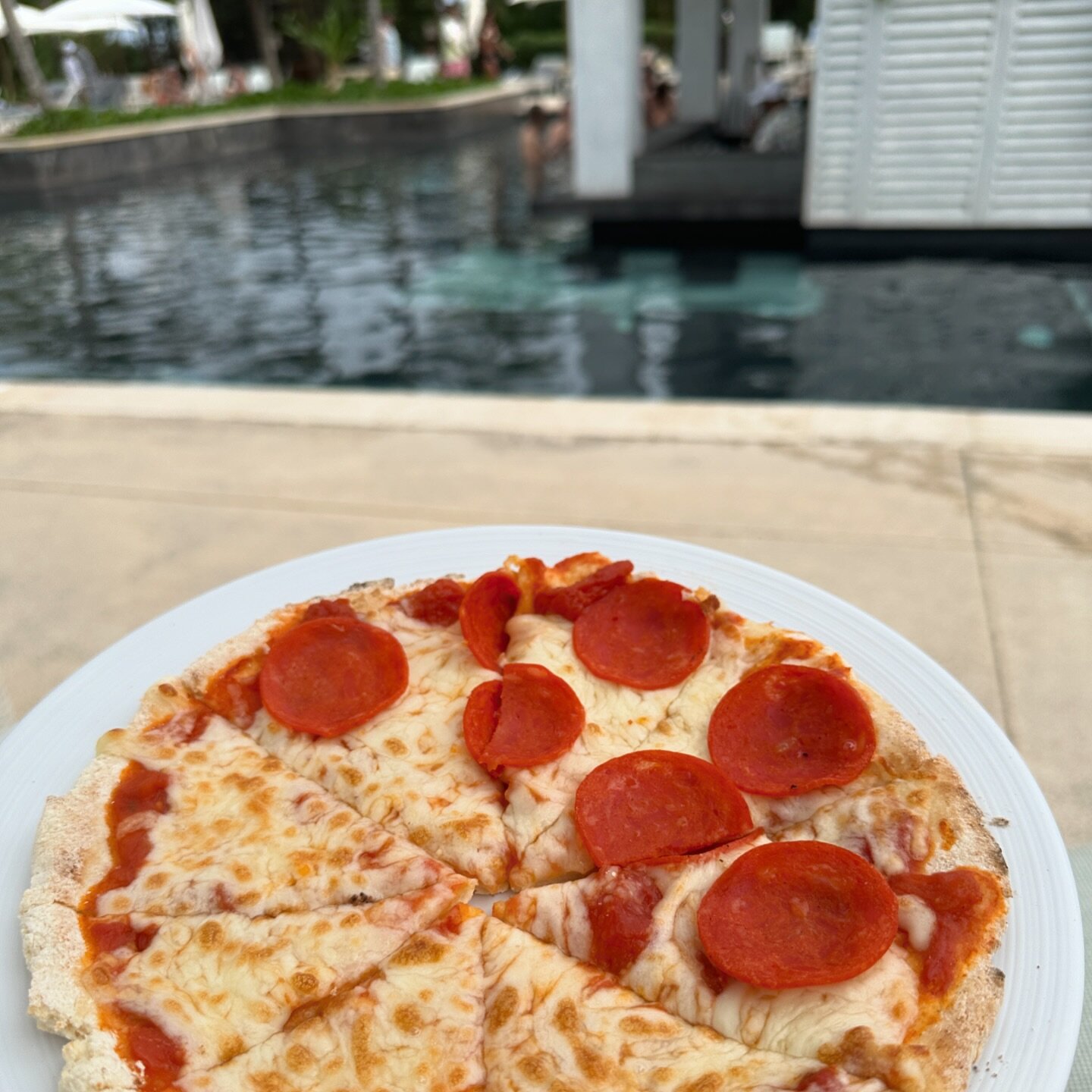 Gluten-free pizza by the pool? Yes, please! 🍕 
.
.
#glutenfreetravelagent #glutenfreevacation #glutenfreevacations #glutenfree #celiac #glutenfreepizza