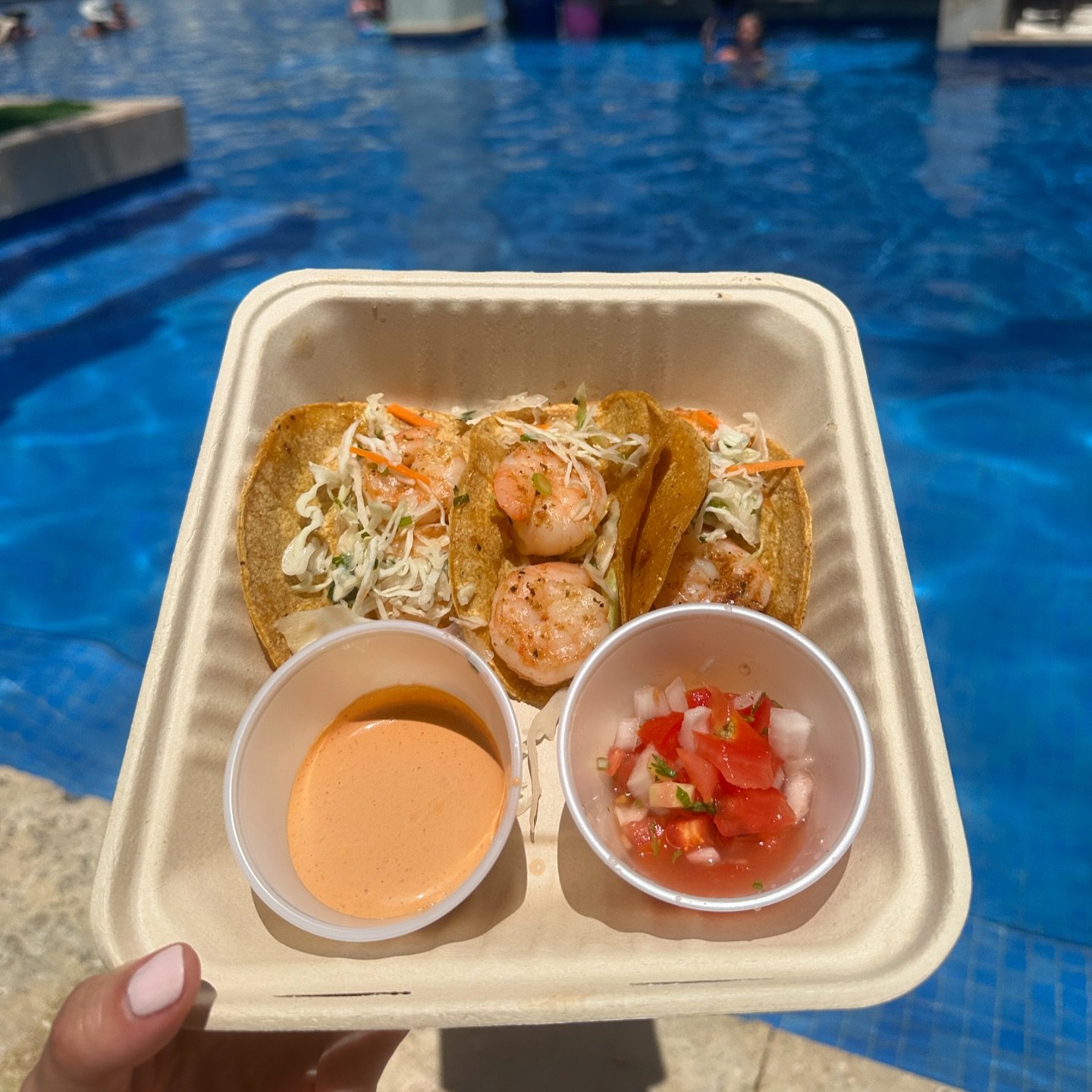 Can&rsquo;t get much better than this&hellip;

🍤 Gluten-free shrimp tacos (10/10 - sauce is AMAZING!!!!)
👨🏻&zwj;🍳 The gluten-free label from the chef (scroll to see)
🇲🇽 In Mexico
💦 By the pool

It&rsquo;s hard to believe I took this pic just t