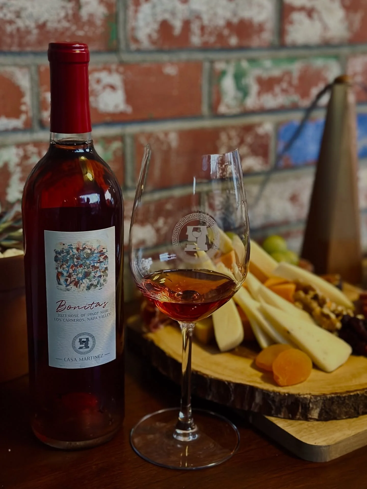 From first pour to last sip… Bonitas Rosé is made for sharing life’s moments. Crisp, refreshing, and always better with good company. Crafted con cariño pa’ compartir, brindar, and unwind with the people you love most