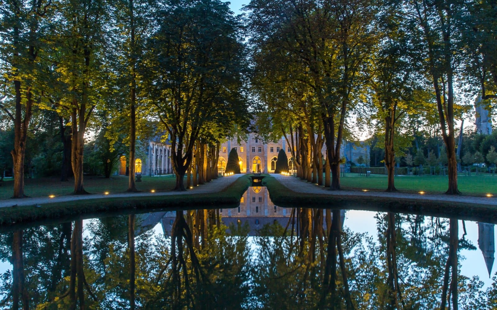 cefbfb98eeddb06a6da25e6486f8c84a-abbaye-de-royaumont-parc-de-nuit-yann-monel-1600x1000.jpg