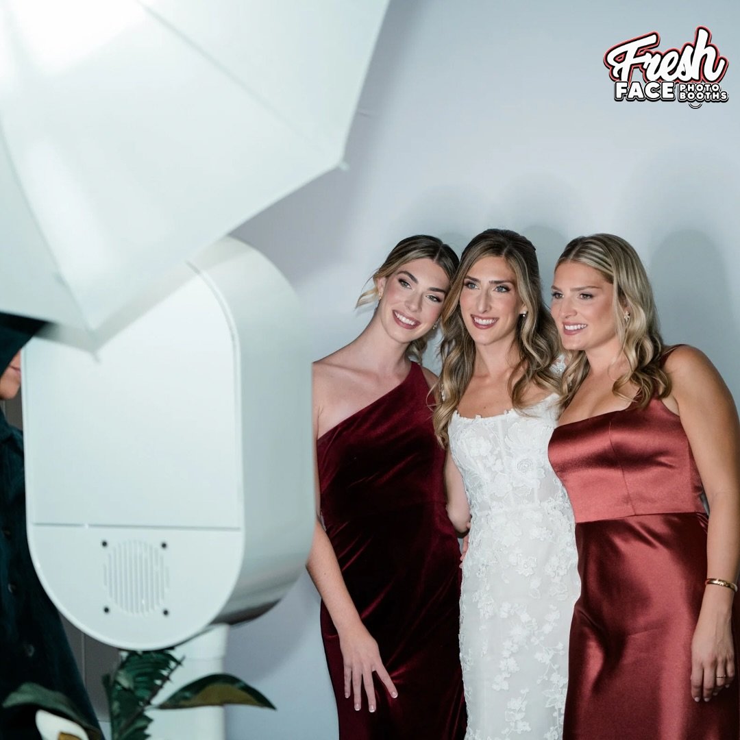 ▪️It takes a TEAM to put together an amazing wedding.  LOUDER FOR THE PEOPLE IN THE BACK, a TEAM. ▪️

R A C H E L &amp;  C H R I S

🖤Gorgeous GORGEOUS photos here were taken by @nataliemonarphoto 🖤

@oceanbleu_li 
@jordanmichelleevents 
@secretgard