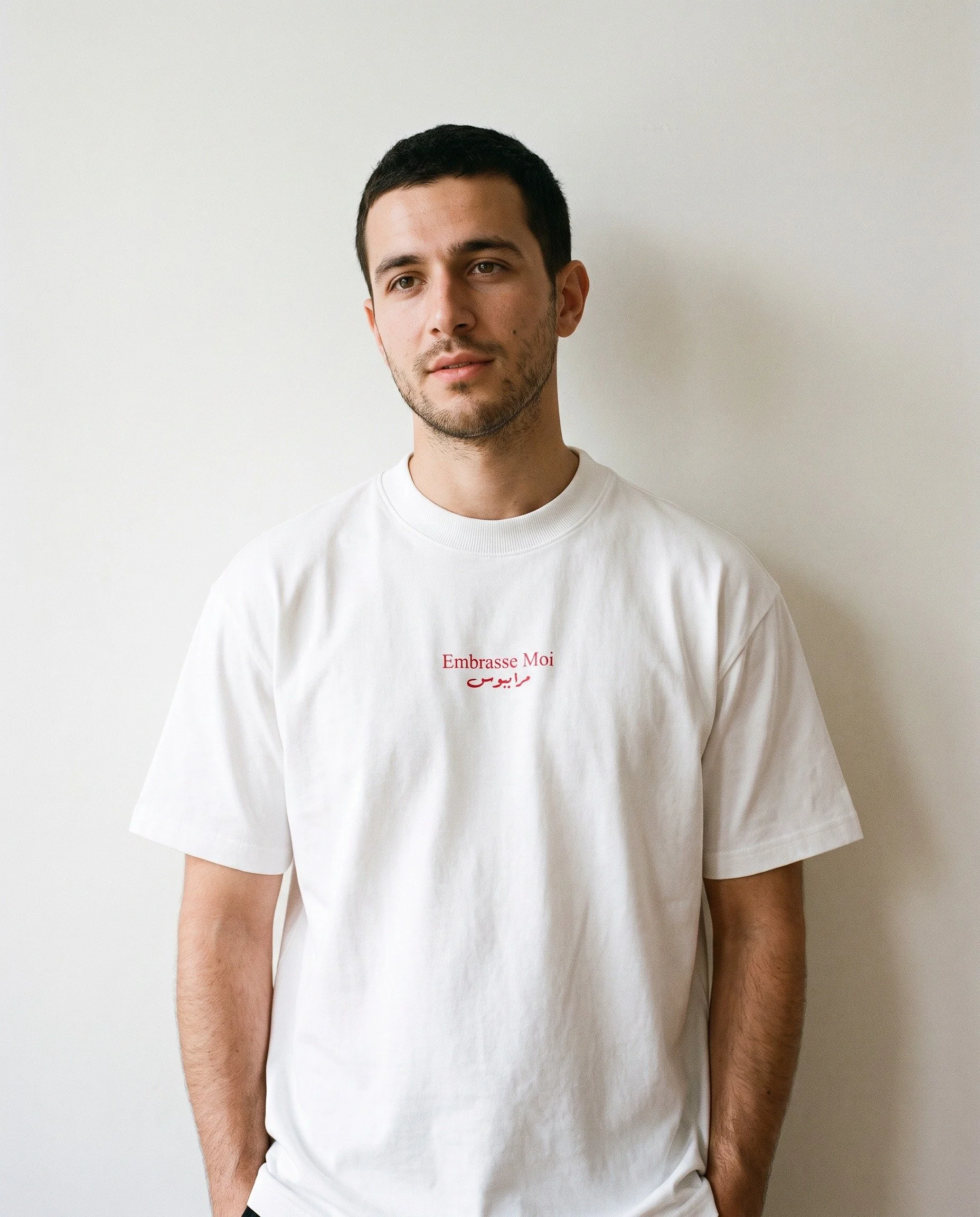 embrasse-moi-tee-model-man.jpg