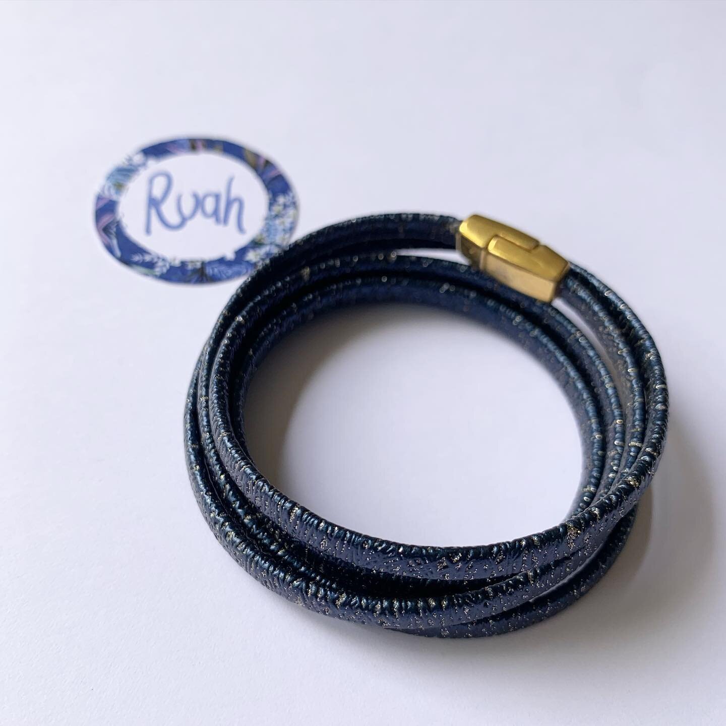 El cierre magn&eacute;tico de acero es el cierre mas pr&aacute;ctico que existe. Pulsera tipo Wrap, de cuerina azul. Pieza &uacute;nica. ✨