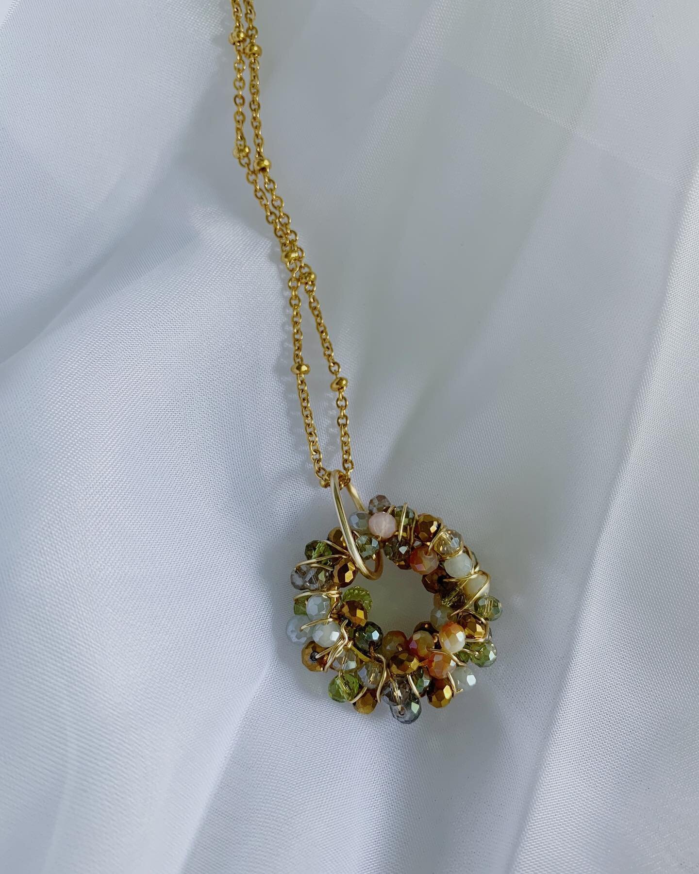 Uno de nuestros dise&ntilde;os favoritos ahora llamado, Noelia Necklace✨Cadena de acero con cristales checos, piedras naturales y alambre recubierto de pol&iacute;meros. &cent;8500. 
.
.
. El Noelia Necklace se nombr&oacute; as&iacute; en honor a mi 
