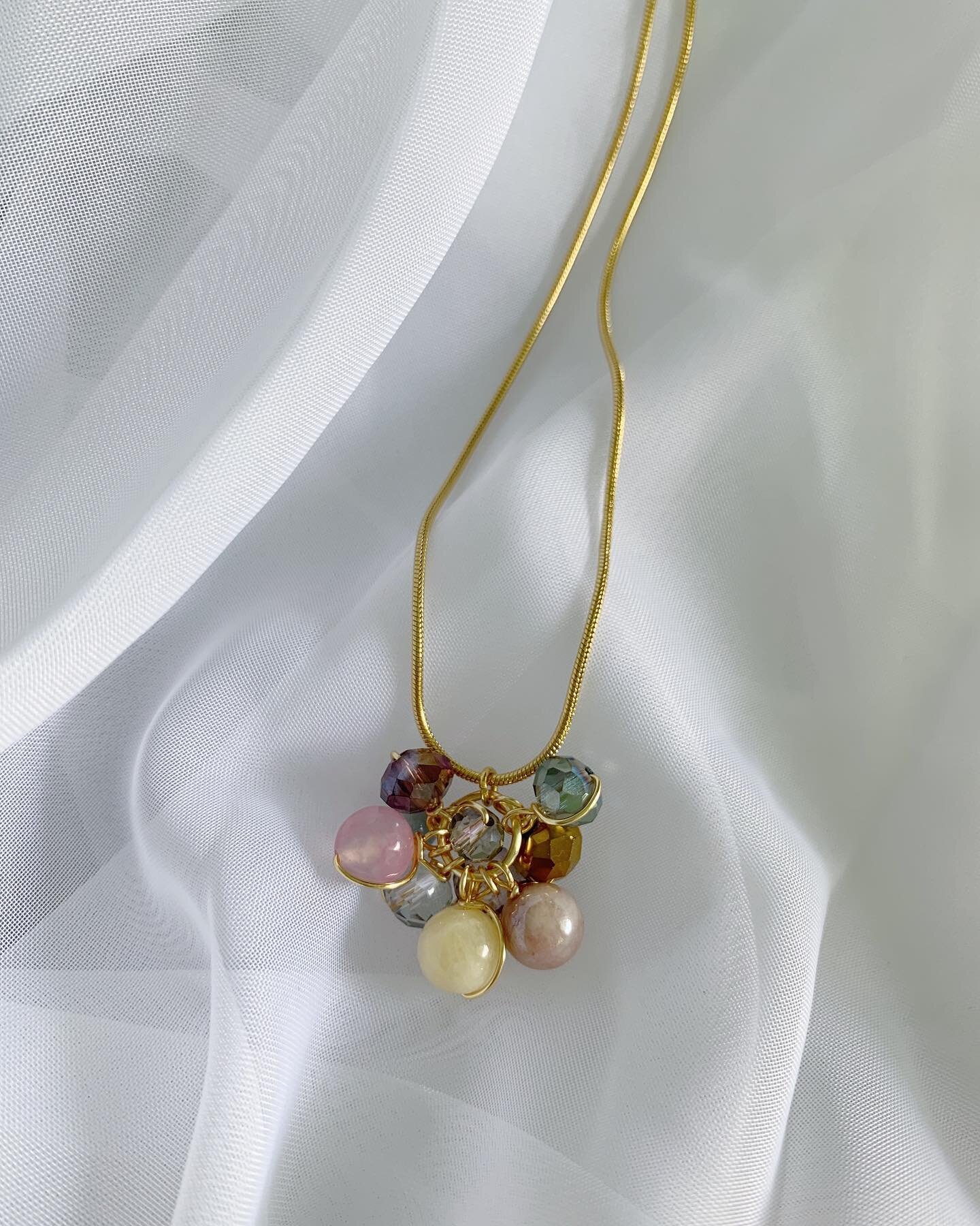 Les presento el ahora llamado, Nana Necklace ✨Cadena de acero con cristales checos y piedras naturales, con alambre recubierto de pol&iacute;meros. &cent;8500 .
.
.
. El Nana Necklace se nombr&oacute; as&iacute; en honor a mi t&iacute;a, que de cari&