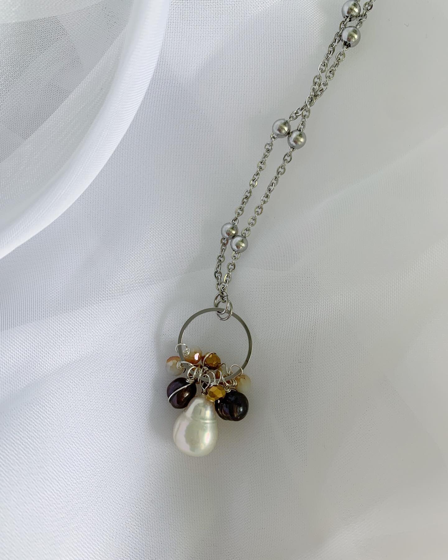 Este dise&ntilde;o lo bautizamos con el nombre Lupita Necklace✨ como mi t&iacute;a Guadalupe. 
Es un collar de cadena de acero con un aro que sostiene piedras, cristales y perlas, para hacer un dije armonioso.&cent;9500 y &cent;8500.

Se llama Lupita