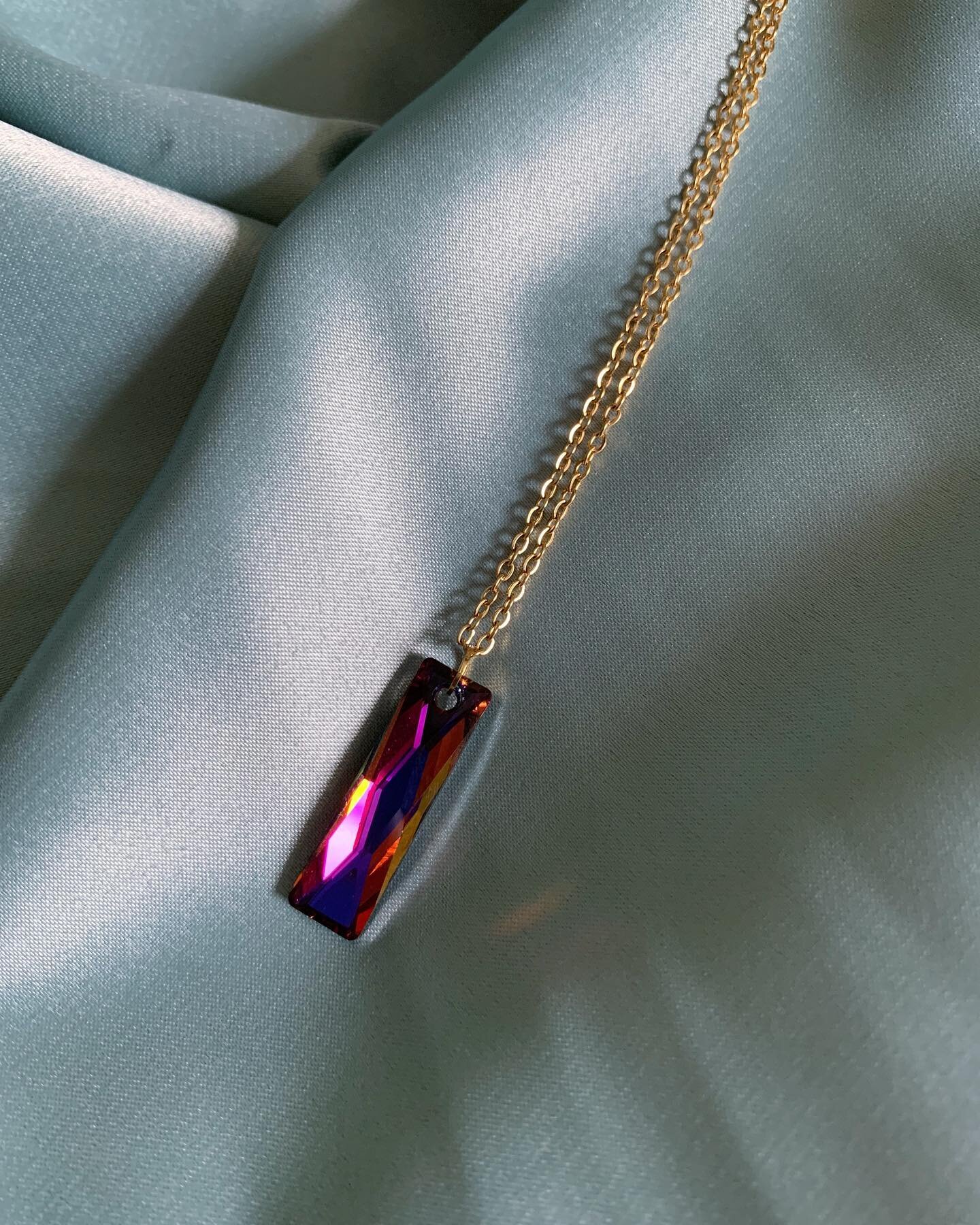 Este es uno de nuestros dise&ntilde;os espectaculares con cristales Swarovski y Cadena de acero. 🫶🏻&Uacute;nica pieza disponible. &cent;8500  #ruah #ruahtienda #ruahcostarica