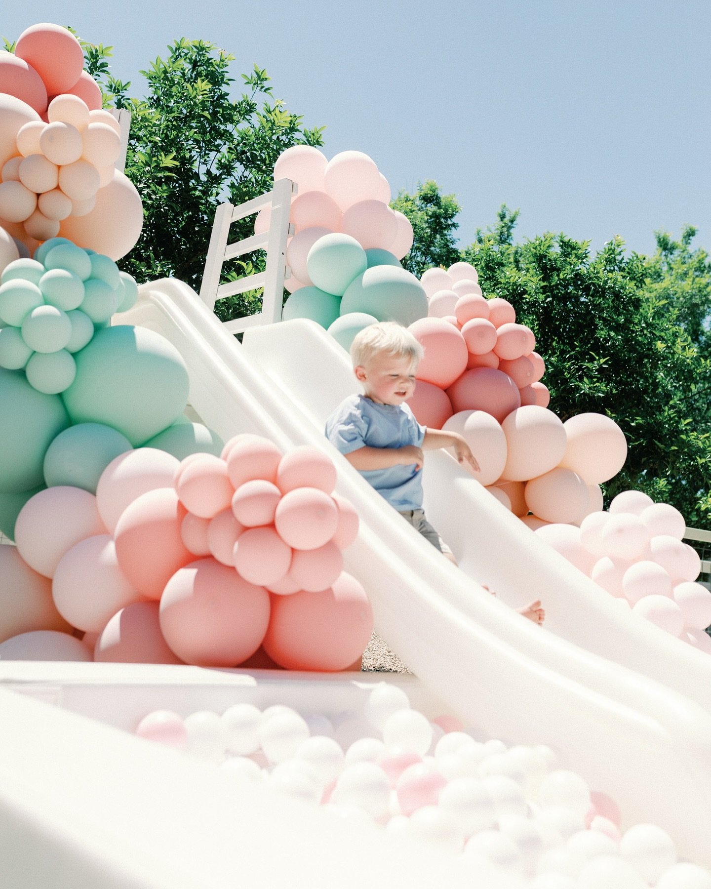 Sliding into a week full of sunshine here in Clarksville so it&rsquo;s only fitting to throw it back to a much warmer season to share the most darling of details from Lola Gold&rsquo;s first birthday&mdash; a day full of sunshine, family, allll the g