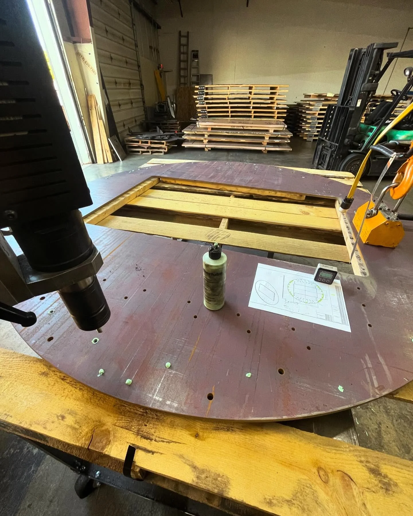Our @flexmachinetoolsone01 FlexArm tapping center really comes in handy with these large plates! 

Over 50 tapped holes in this 1/2&rdquo; steel plate with precision. 

#doingourbest #manufacturing #fabrication #lasercutting #tapping #flexarm #bodor 