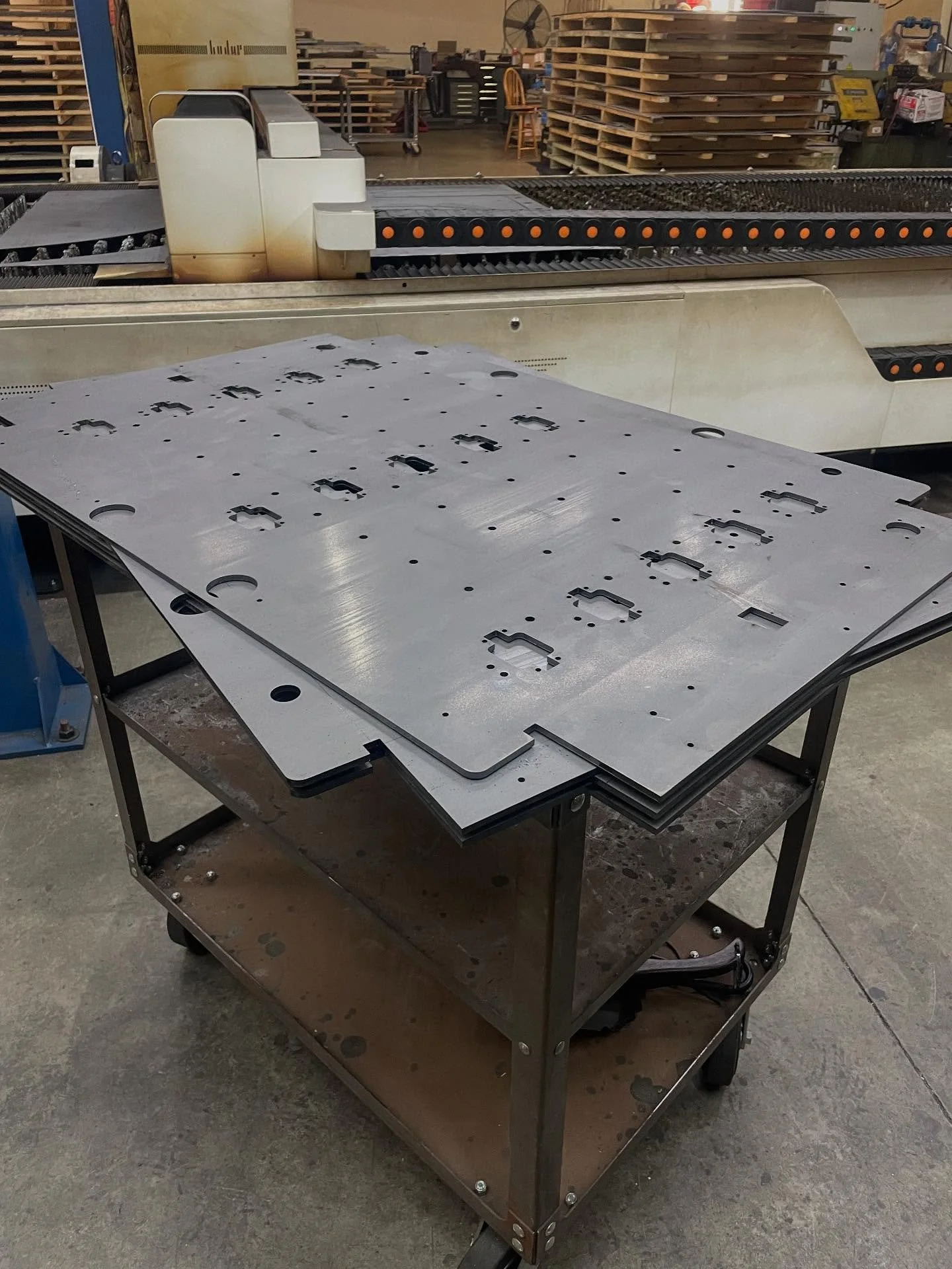 106 tapped holes in each of these 1/4&rdquo; steel panels. 🦾⚡️Clean cuts, repeatable bends, and prompt delivery!  #manufacturers and #fabricators , we will do our best with your projects! 

#manufacturing #toledo #perrysburg #ohio #lasercutting #pre