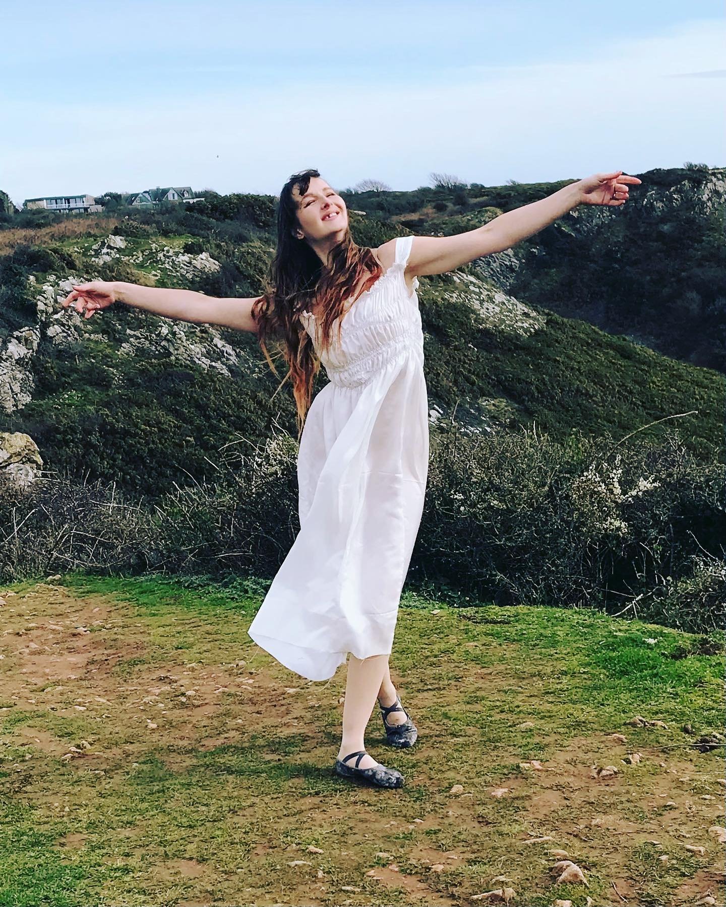 Dancing atop a cliff wearing the ’ostara’ goddess gown in white sustainable habotai silk to celebrate Ostara 🌸
Spring Equinox is a time of balance and awakening. Day and night are of equal length, and light and dark, our inner and outer