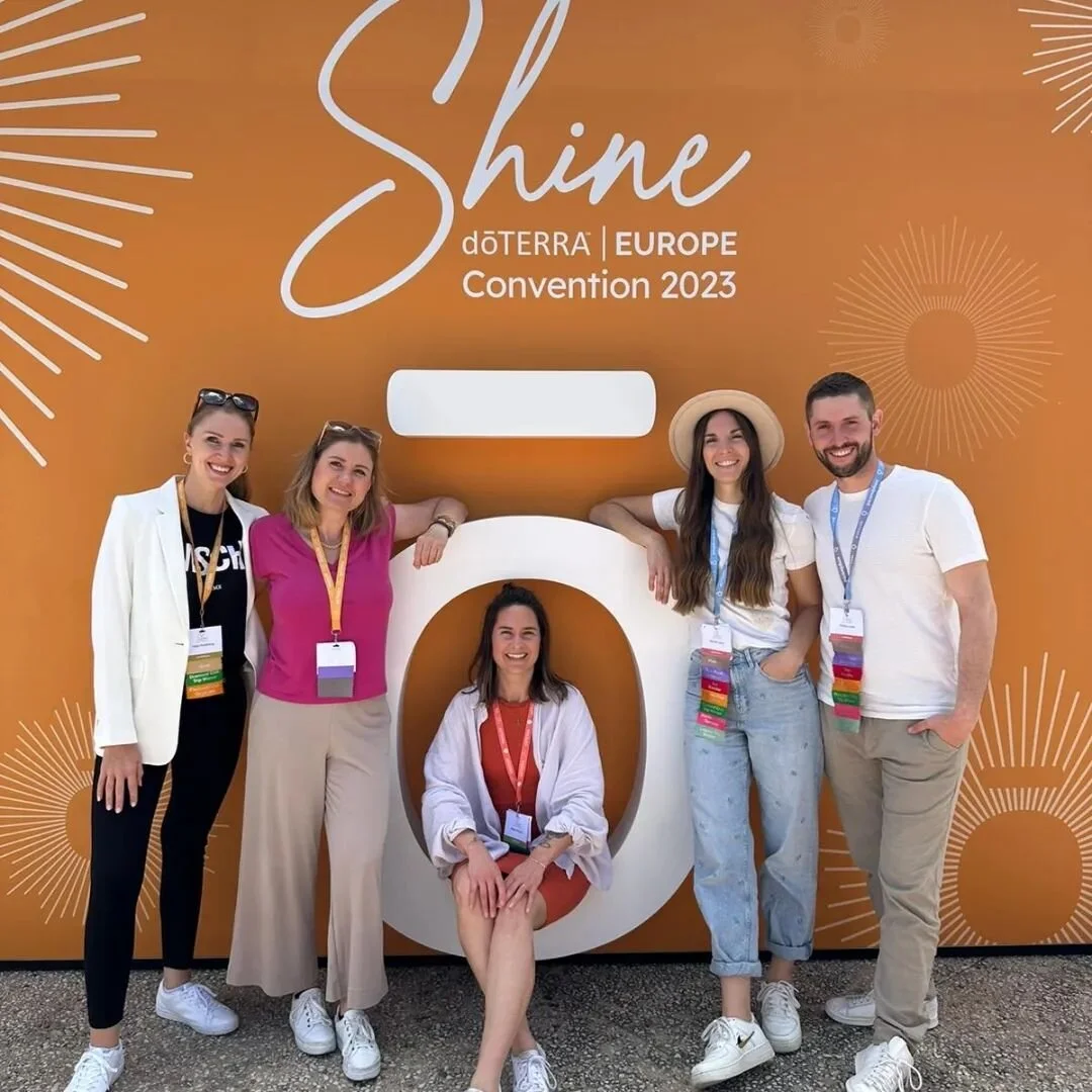 dōTERRA CONVENTION '23 LISSABON

Was ist eigentlich die Convention? 
Im Prinzip ist es eine riesige Party &ouml;l-verliebter Menschen. Berater, Kunden, Interessenten, Freunde - ein riesiges Netzwerk Gleichgesinnter.

Es gab den genialen Product-Launc