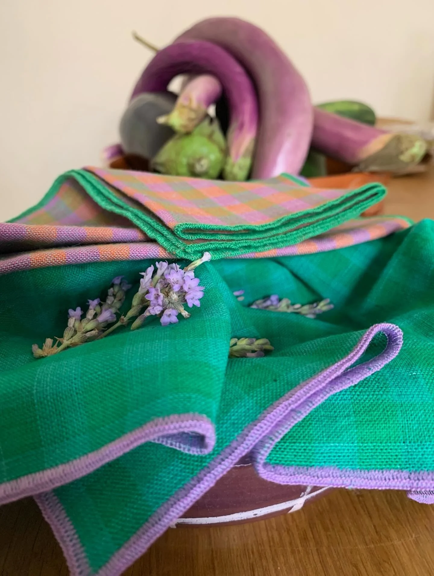 Serviettes 💜💚
À retrouver lors de mes prochains événements 😉 
Je vous en dis plus tres vite pour l’instant c’est production à fond pour livrer les boutiques ! 
Donc si vous voulez du @martheandblum , rendez