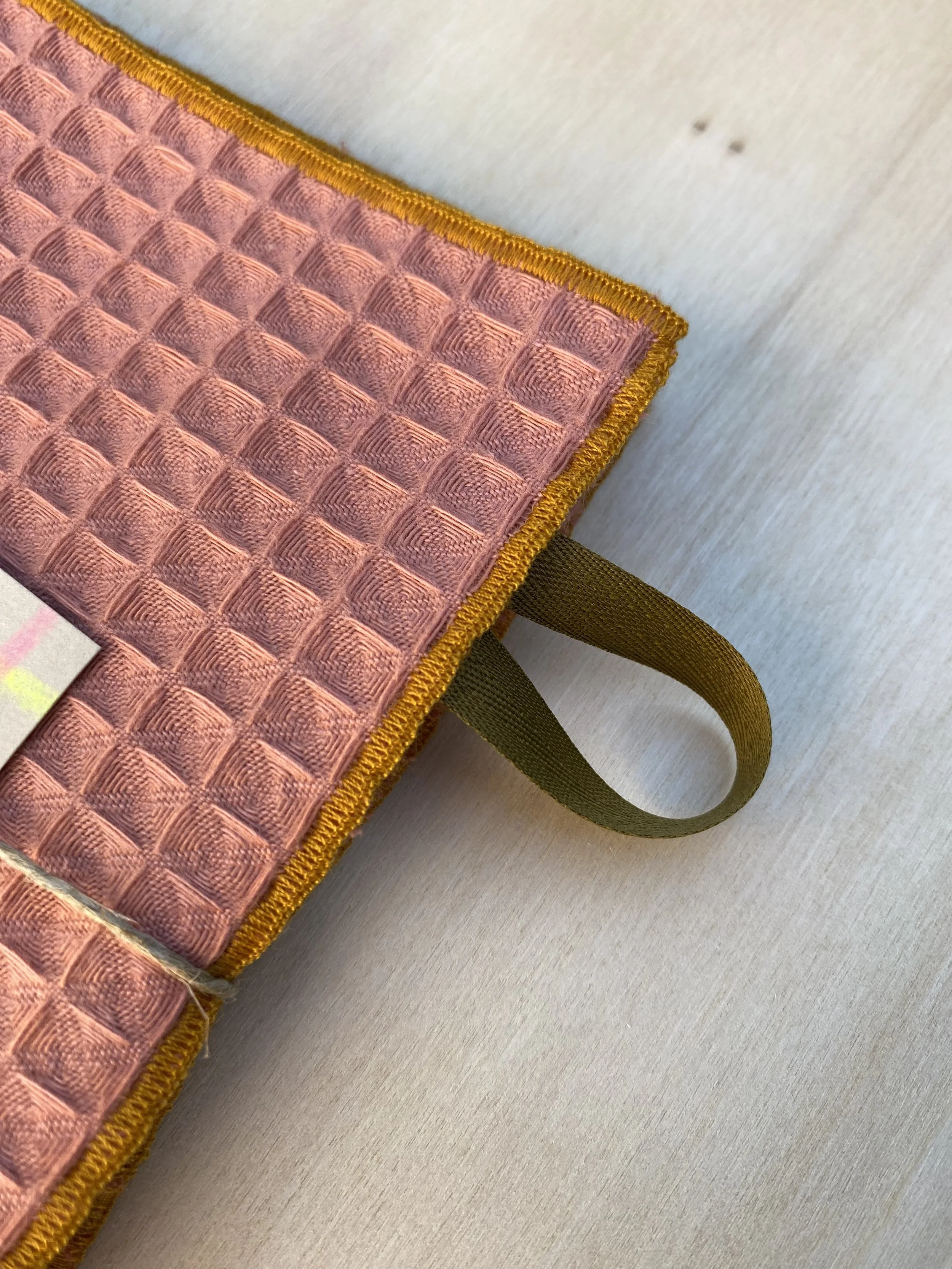 Essuie Main NUDE Ocre Zoom.jpeg