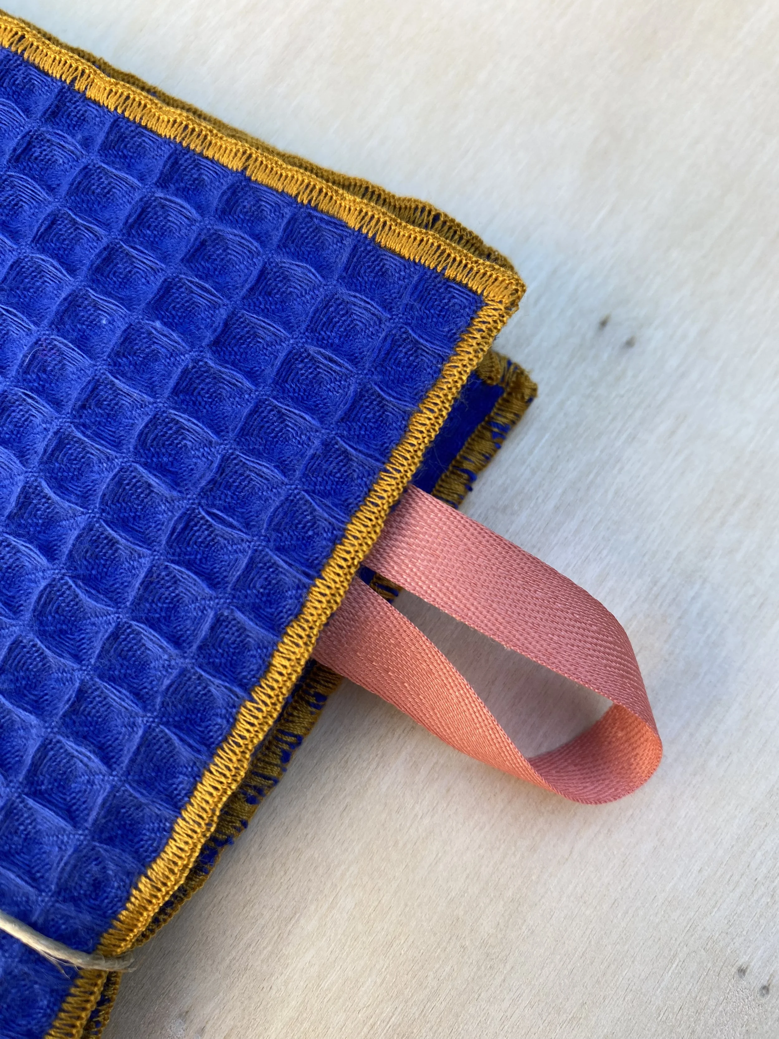 Essuie Main BLEU Ocre Zoom.jpeg