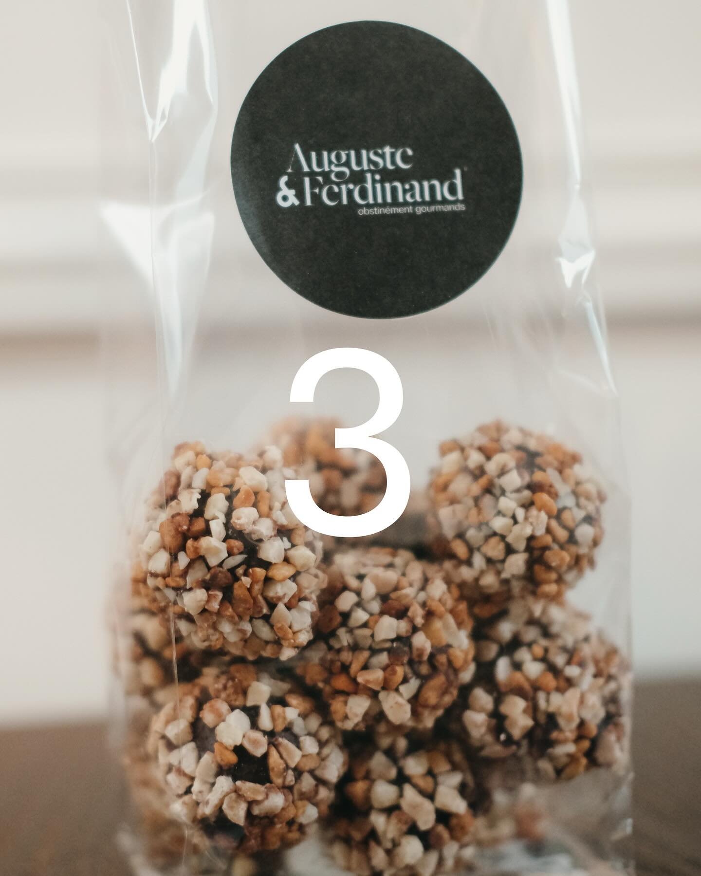 ⭐️ JOUR 3 ⭐️ Aujourd&rsquo;hui (03/12/24) tentez de remporter 150g de truffes au chocolat noir Gianduja&hellip; Enrobage amandes et noisettes pour encore plus de gourmandise !

Les r&egrave;gles du jeu :
*Suivre @augusteetferdinand
*Aimer la publicat