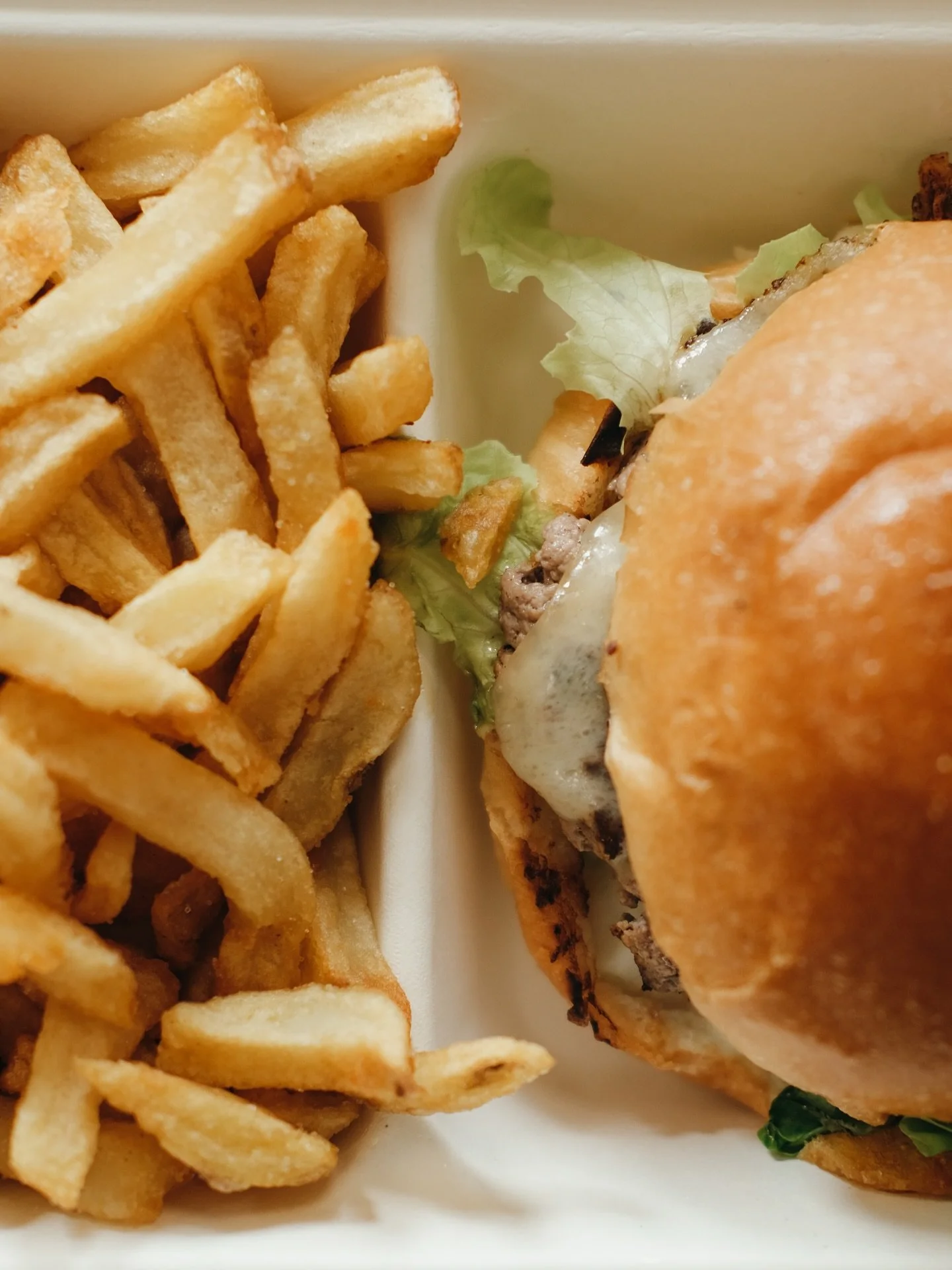 Auguste & Ferdinand x Uber Eats 🍔
Profitez de 10€ offerts dès 20€ d’achat avec le code AFERDINAND10 🤩
* Offre valable dans la limite des codes promotionnels disponibles.
Nos burgers faits maison sont prépar&eacut