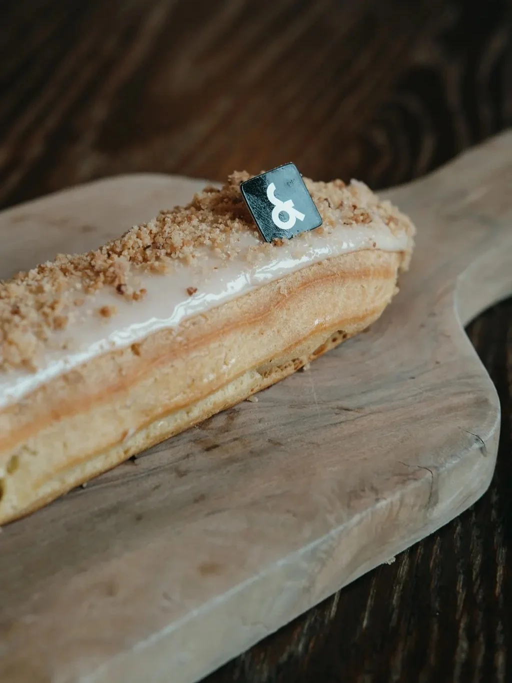 L’ÉCLAIR SPÉCULOOS ✨
Sous sa pâte à choux dorée se cache une crème onctueuse au spéculoos, gourmande et légèrement épicée. Un dessert réconfortant et plein de ca