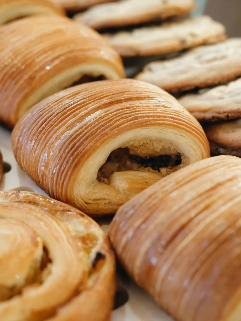 CHOCO SUISSE STRIÉ 🍫
Une pâte levée feuilletée dorée et croustillante, une crème pâtissière vanille onctueuse, des pépites de chocolat fondantes…
Un grand classique, réalis&e