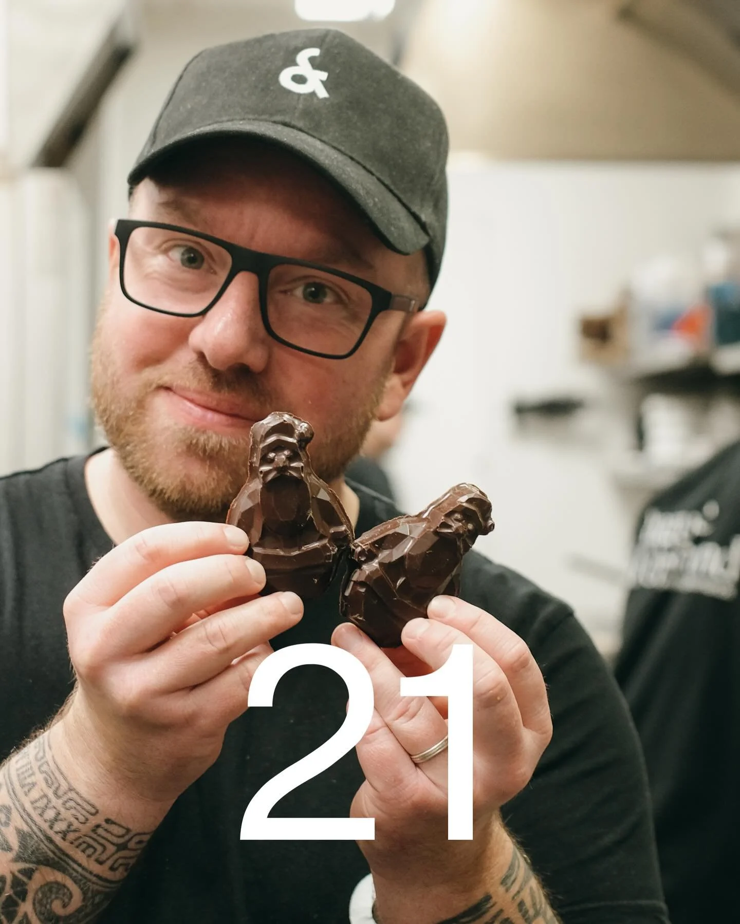 🎄JOUR 21🎄 Aujourd&rsquo;hui tentez de remporter 2 p&egrave;re No&euml;l chocolat noir garni de pralin&eacute; amande noisette &agrave; la fleur de sel ! 

Les r&egrave;gles du jeu :
*Suivre @augusteetferdinand
*Aimer la publication et identifier 2 