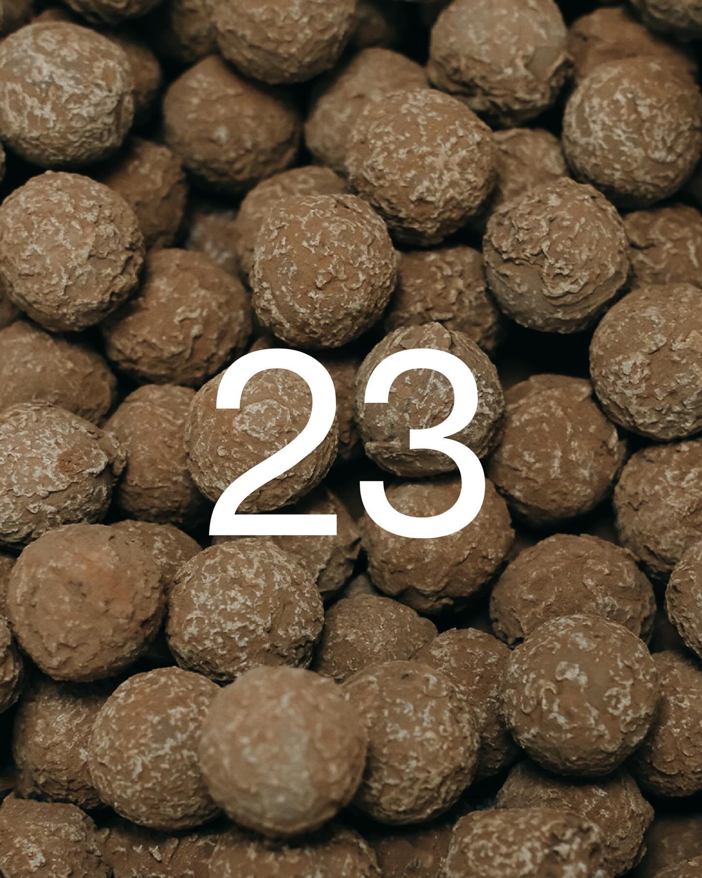 🎄JOUR 23🎄Aujourd&rsquo;hui tentez de remporter 1 sachet de 150 grammes de truffes ganache noir 🍫

Les r&egrave;gles du jeu :
*Suivre @augusteetferdinand
*Aimer la publication et identifier 1 fan de chocolat
*Partager la publication en story pour a