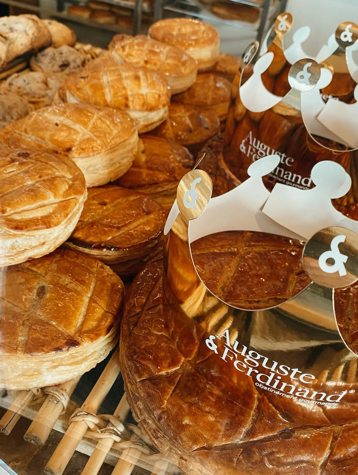 LUMI&Egrave;RE SUR NOS GALETTES DES ROIS 👑

A d&eacute;couvrir dans nos trois boutiques :
🤍 Galette frangipane fondante aux amandes brutes
🍎 Galette pomme garnie d&rsquo;une compot&eacute;e de pommes maison cuite au four !!
🍫 Galette chocolat noi