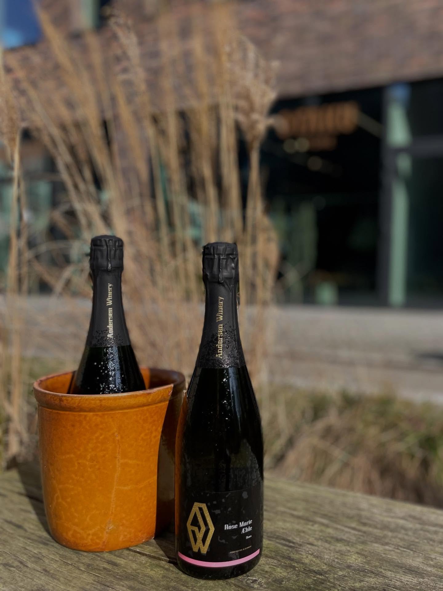 S&aring; er der ikke mange dage tilbage&hellip; I morgen er Otakus sidste &aring;bningsdag 🤍

Vi vil gerne slutte af med man&eacute;r, og derfor &aring;bner vi boblerne l&oslash;rdag og sk&aring;ler med jer for en fantastisk tid her p&aring; Aarhus 