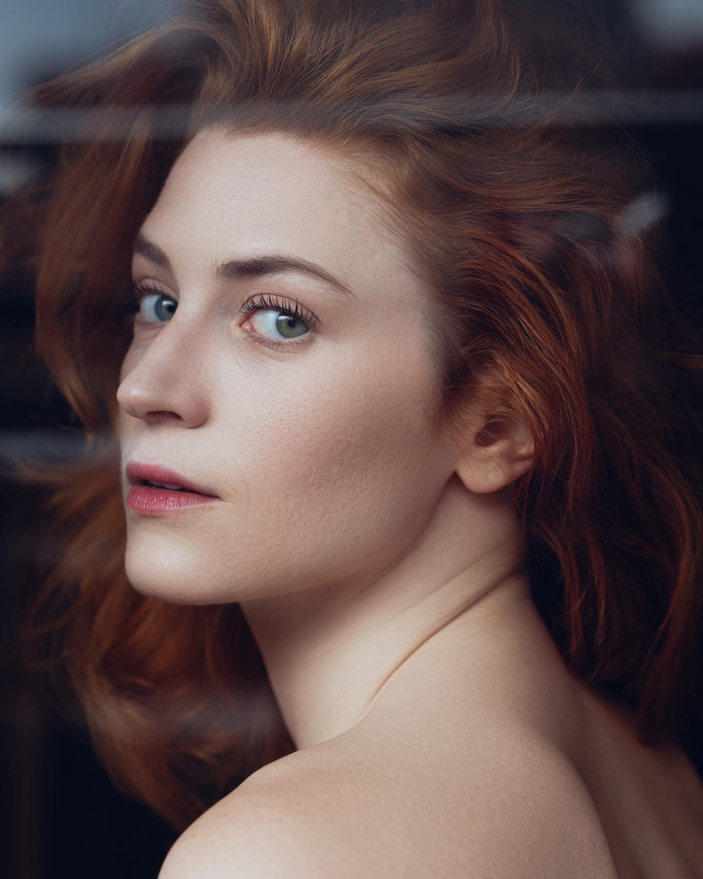 Model: @sandra.reballesteros 
Photo: @davidpradesphoto 

#portrait #beauty #redhair #look #eyes #sensual #fotografomadrid #naturallight #actress #actrizmadrid #book #modelbook