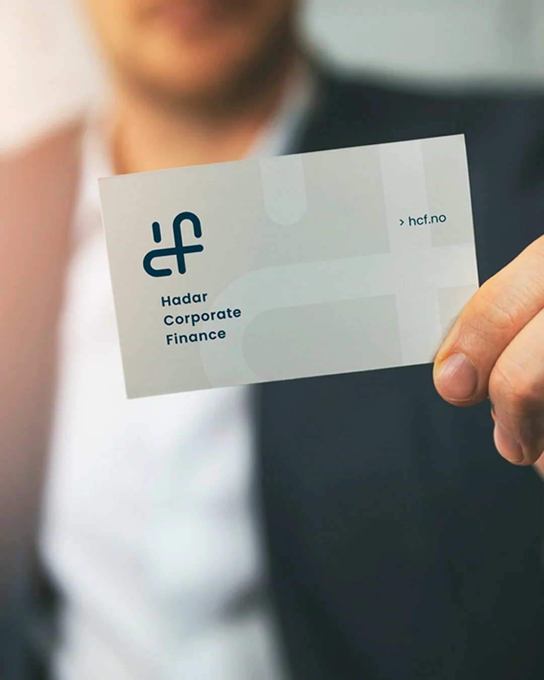 Hadar Corporate Finance (HCF) sj&oslash;sett med Gr&uuml;nderpakke fr&aring; Tegneren. Ikonet i logoen er eit moderne monogram der C og F er implementert i ein H. Uttrykket er reint og stramt, men likevel vennleg. Monogrammet dannar ei lett gjenkjenn