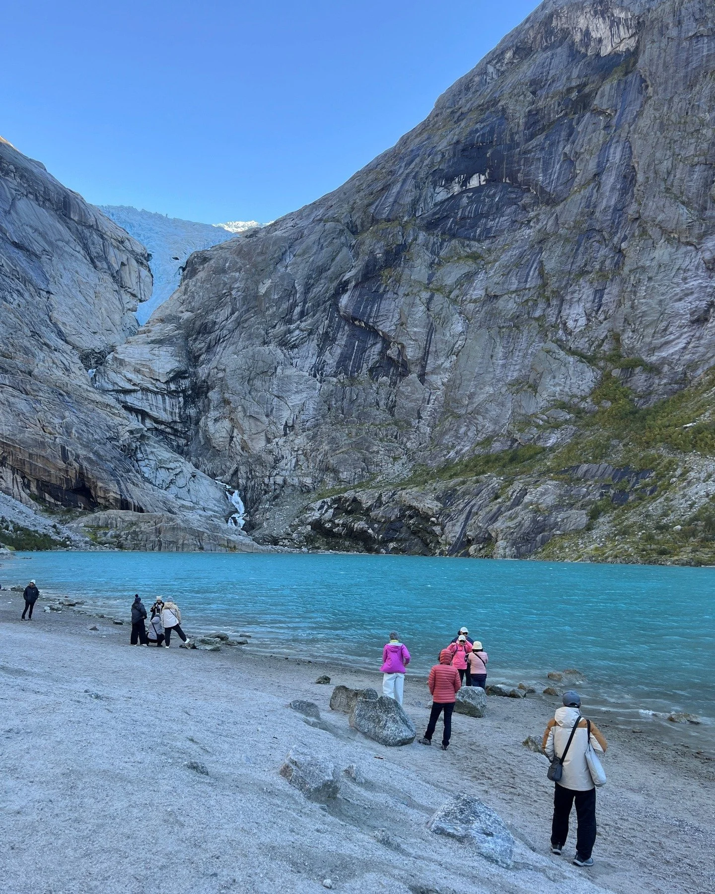 Sist fredag var dette kontorutsikta: vakre Briksdal i tidleg haustskrud 😍 Landskapet er mest skyggelagt no, d&aring; sola ikkje kliv toppane som kransar dalf&oslash;ret. Yr hadde likevel lova 19 grader denne dagen - s&aring; turen fram til brevatnet
