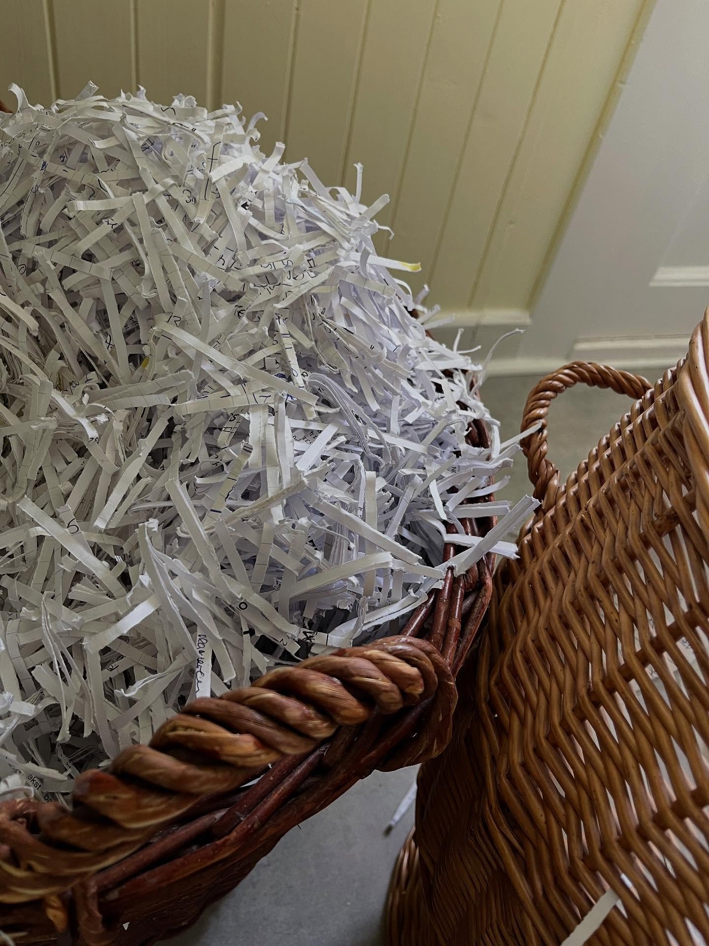 Etter eit halvt &aring;rhundre med id&eacute;utvikling, skisser, trykksaker og fantastiske samarbeid, har vi bygd opp eit rikt arkiv &ndash; eit visuelt minne over fem ti&aring;r med design og formgjeving.
No gjer vi plass til nye prosjekt og nye his