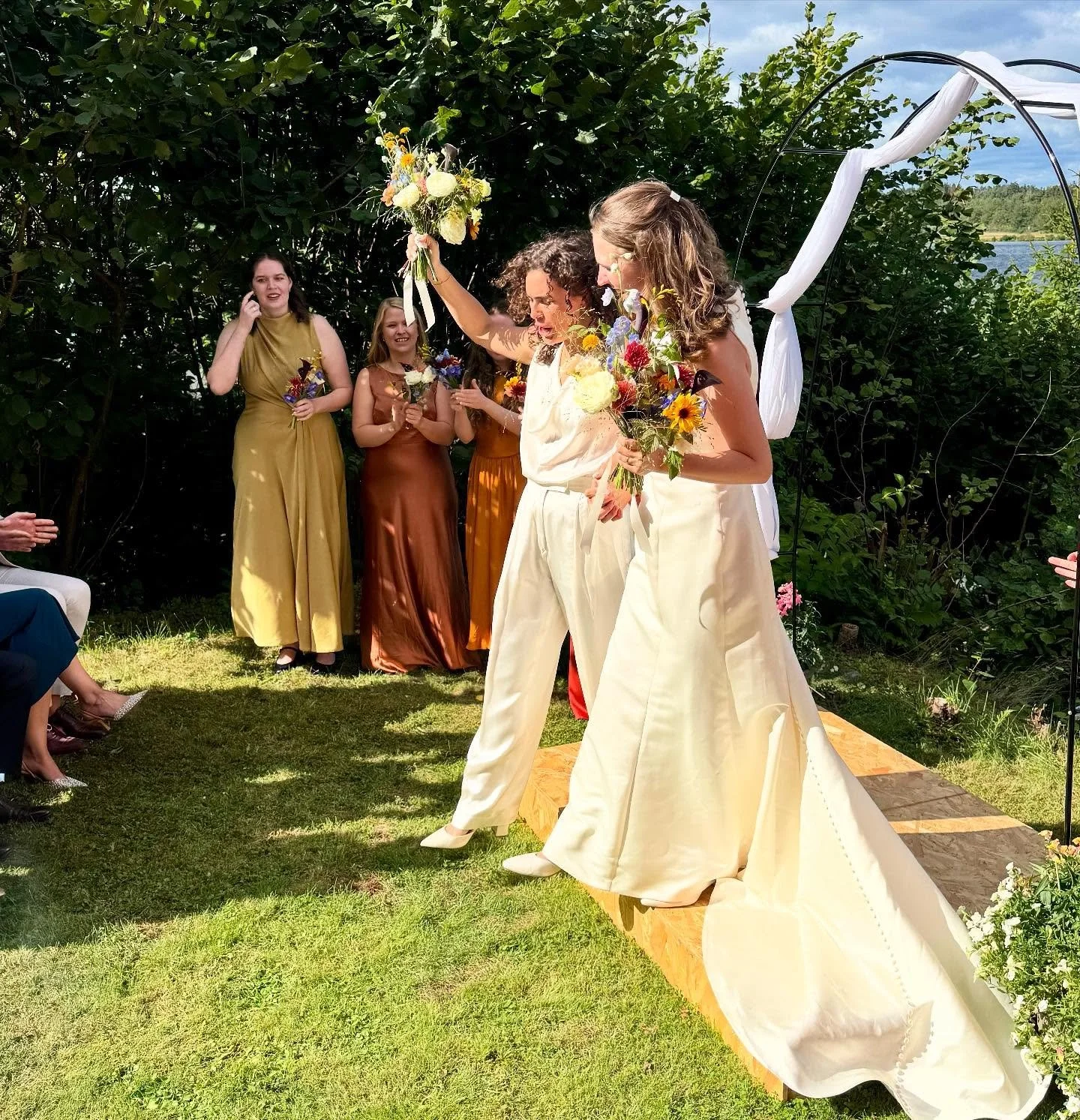 Från dagens fina och blåsiga vigsel på Ekerö! Valentina och Johanna sa varsitt rungande JA och nu är de äkta makar 🤍☀️ det var en sann ära att få vara deras vigselförrättare, stort grattis till b