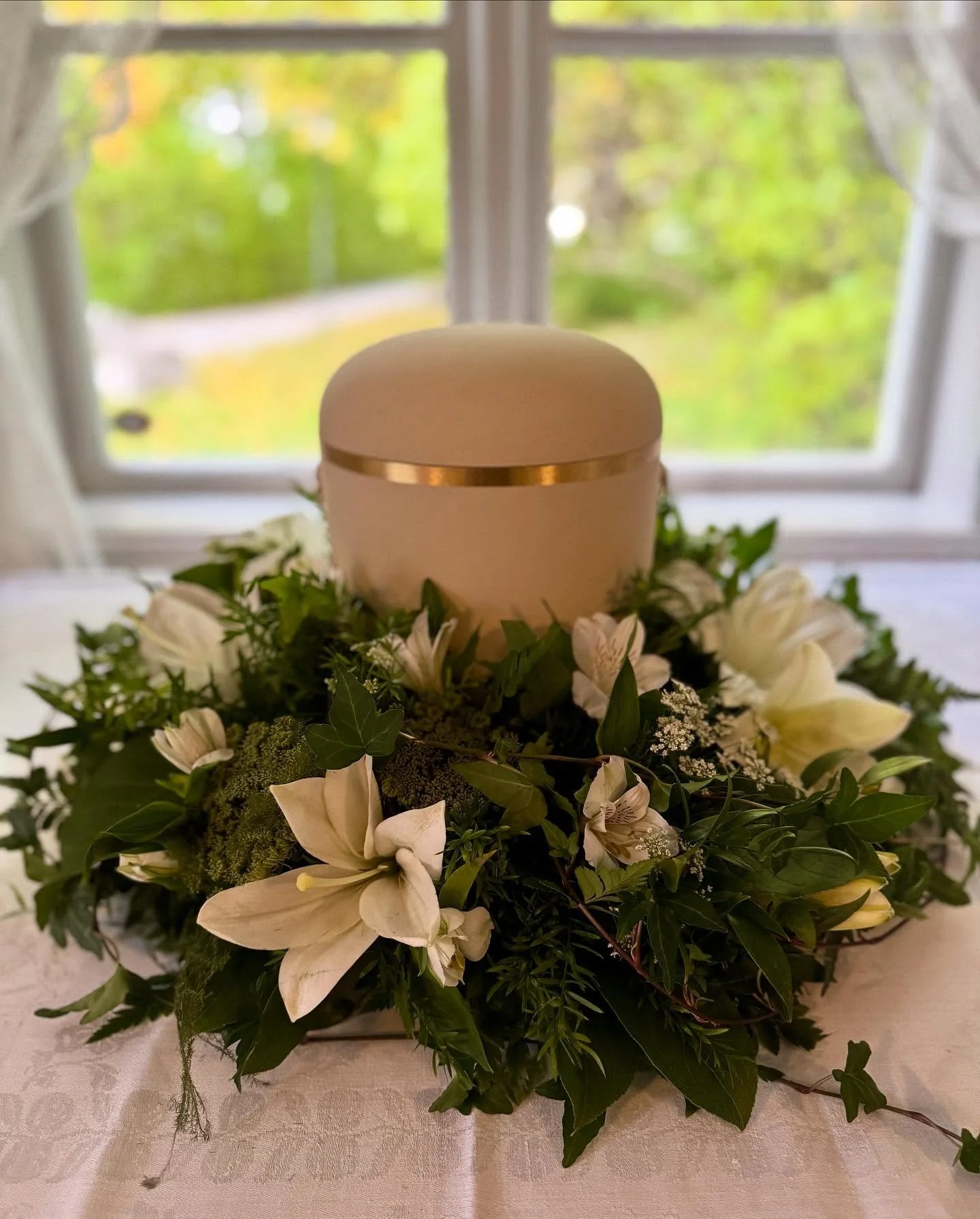 Under lördagen förrättade jag både en begravning på @vardshusetrissnegard samt en vigsel på @hellstensglashusrestaurang - som Borgerlig Officiant finns man sannerligen med både i nöd och lust. Känner e
