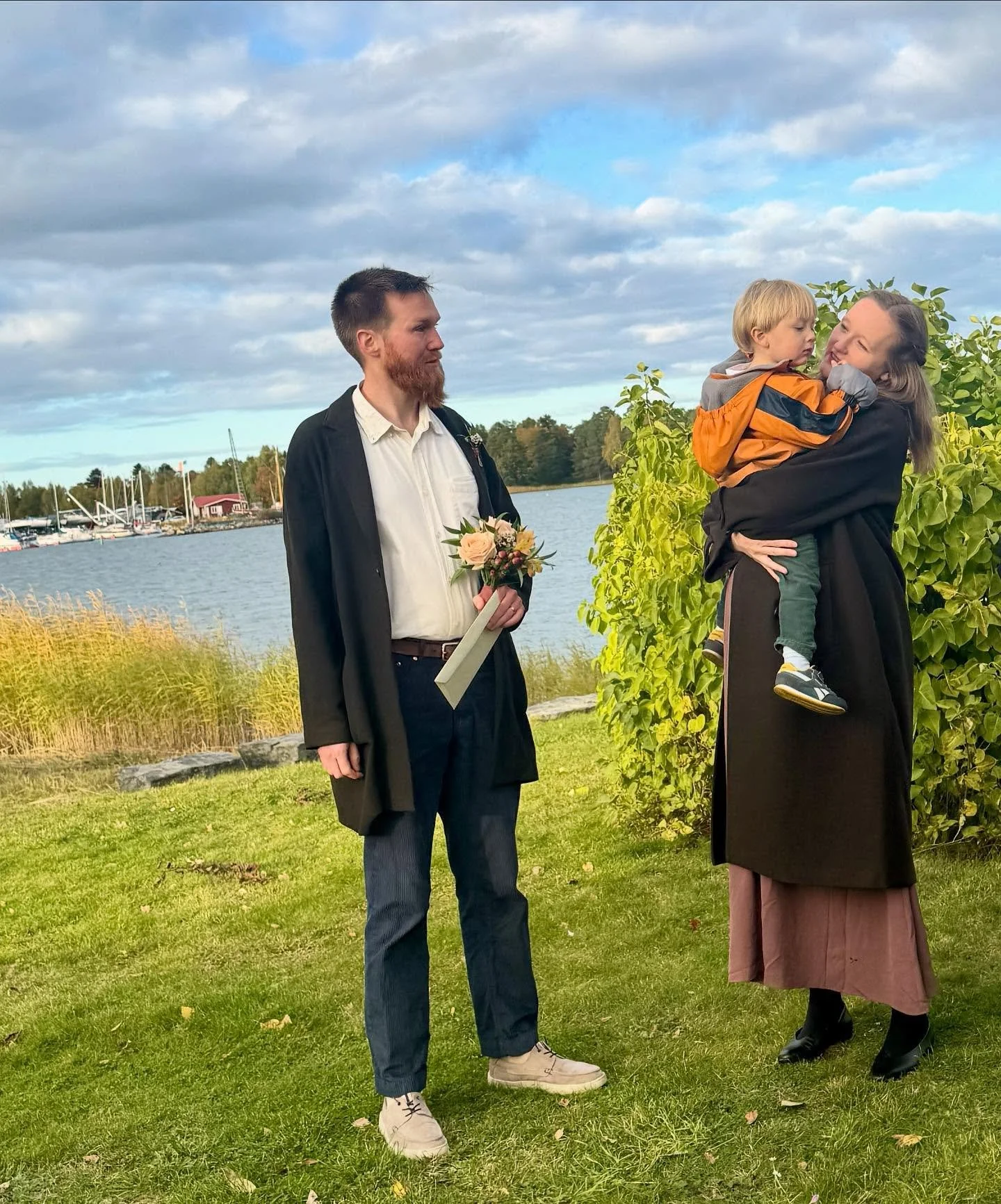 I dag vigde jag ett ungt par som väntar sitt andra barn, en liten och vacker ceremoni vid vattnet med några få utvalda gäster på plats. Solen strålade så vackert när de sa ja, stort grattis till er Lasse o