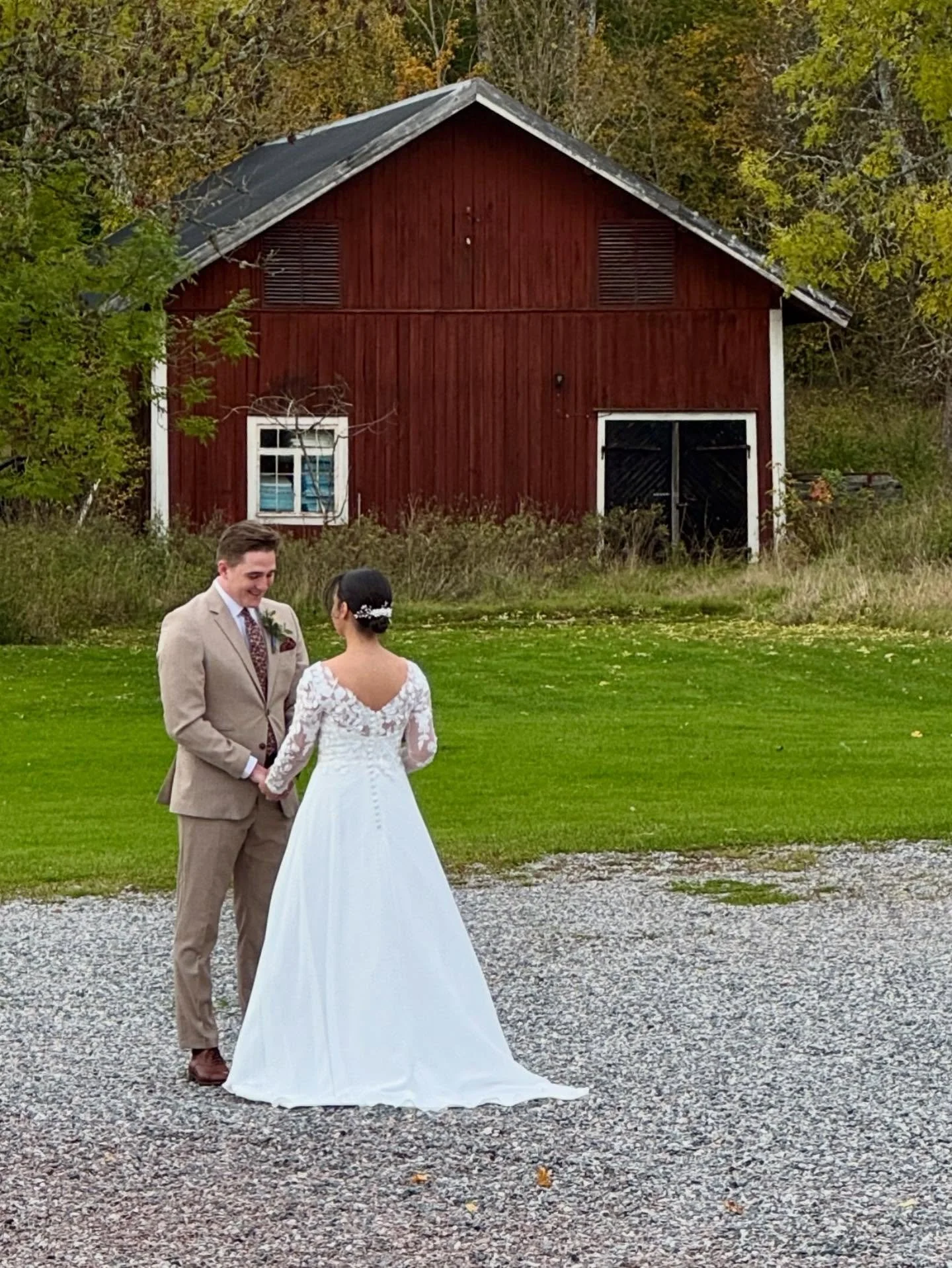 Dagens vigsel på @nybynasgard 🍁☀️🤍🥂 Stort grattis till Hanna-Dalia & Max! #kärlek #vigsel #bröllop #borgerligvigsel #nybybäsgård #borgerligvigselförrättare