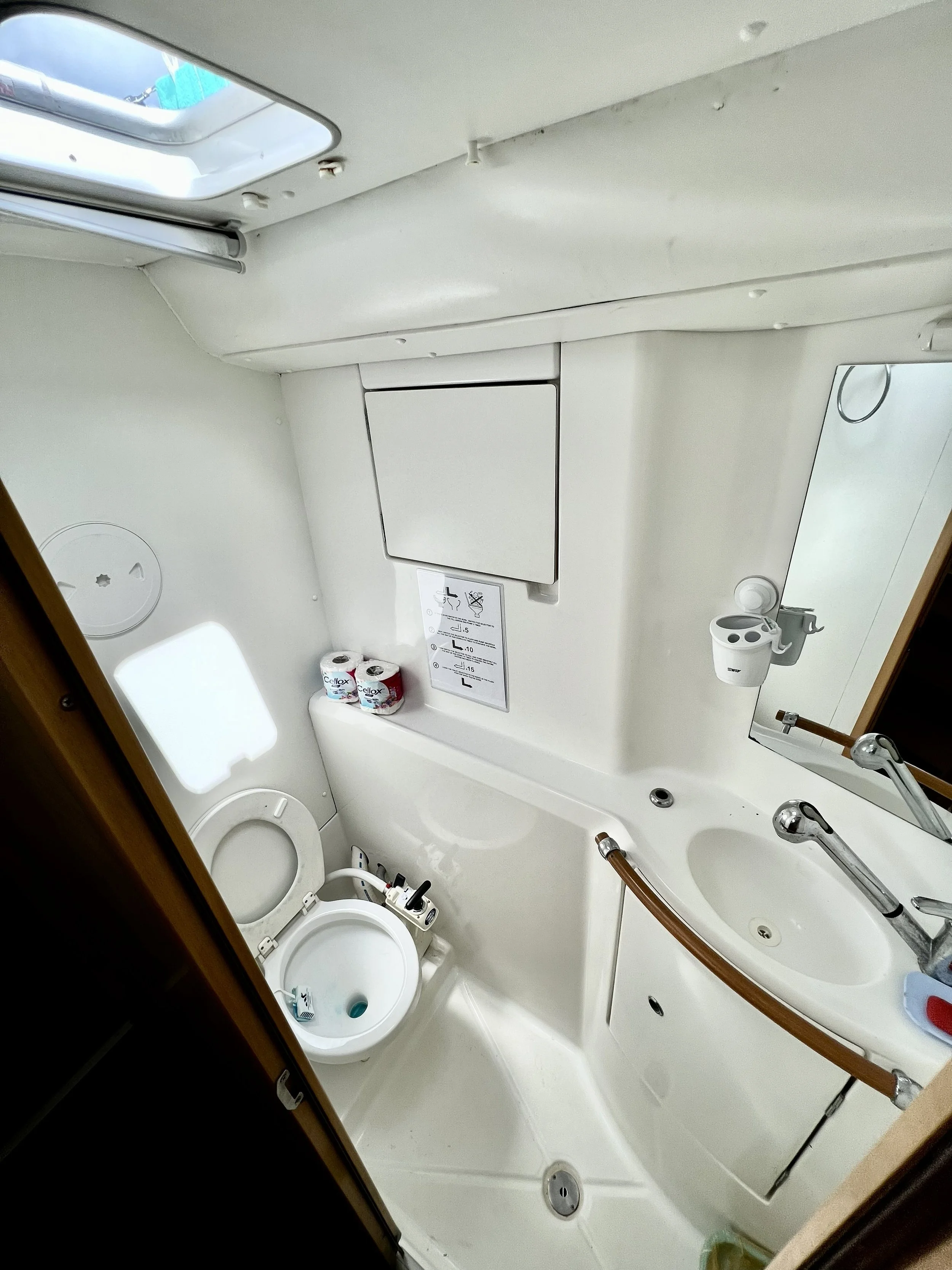 Upgraded sound system and interior finishing on Logan's Run Lagoon 380 S22.jpg