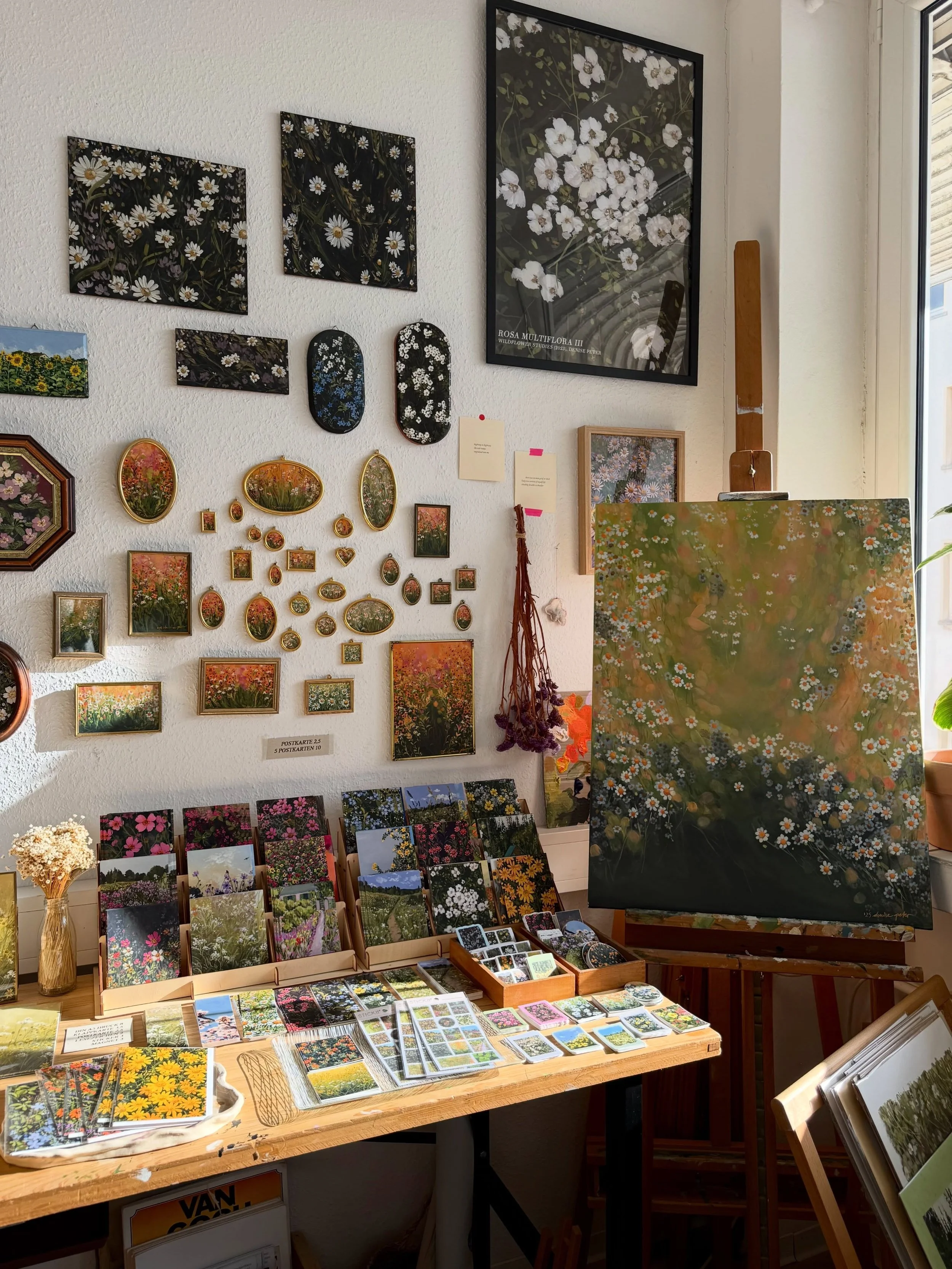 Offenes Atelier heute von 14-22 Uhr, 
Lagerverkauf und Ausstellung sowie 
Kleiner Blumen- Workshop von 15-20 Uhr (offen f&uuml;r alle) -
&Ouml;lkreide und Buntstift auf grundiertem Papier 
📍 Steinstra&szlig;e 83, 35390 Gie&szlig;en 
Zugang &uuml;ber