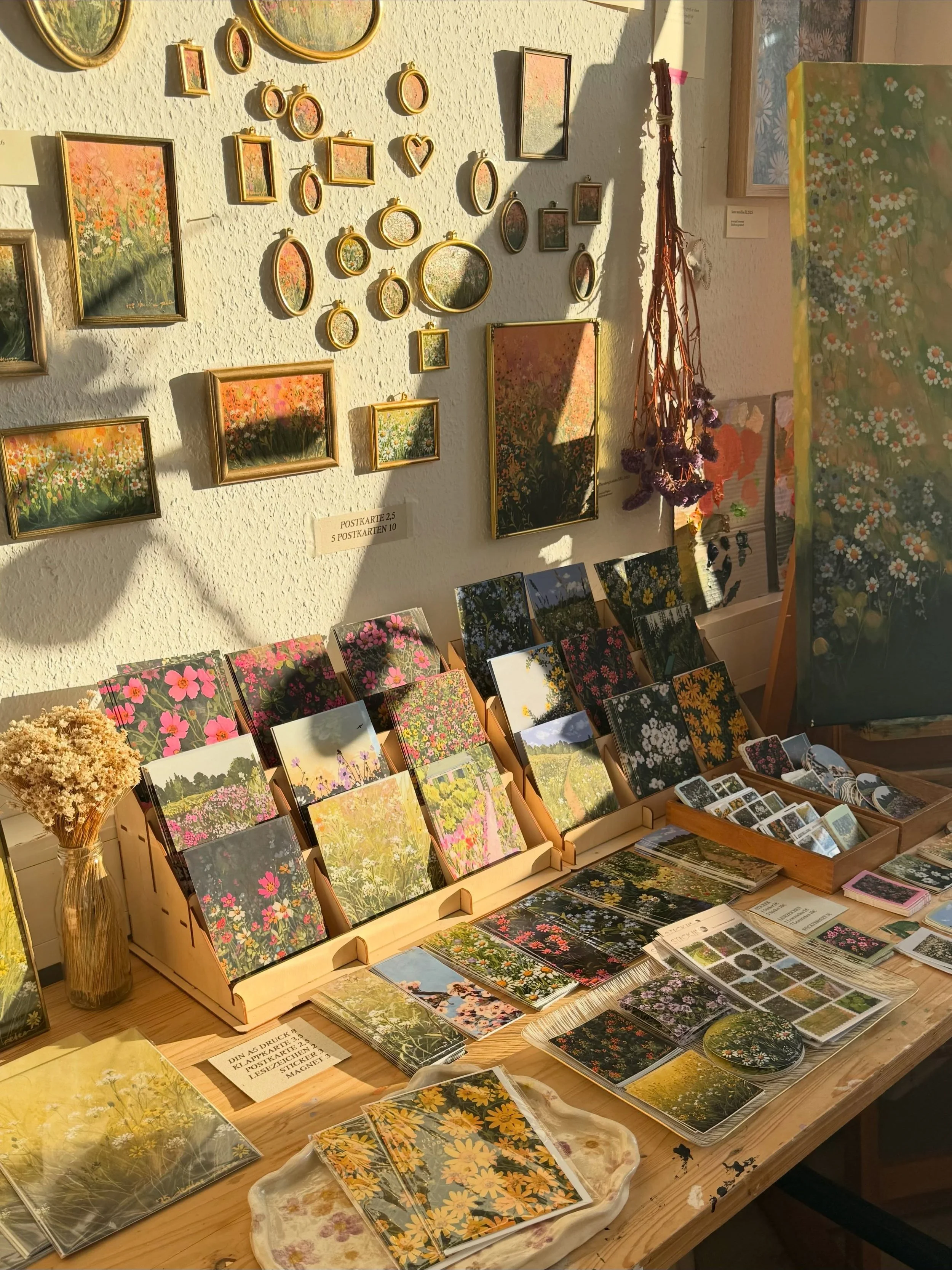Had so much fun yesterday!! Thank you to everyone that came by, said hi, chatted, did my flower workshop or brought some art home!! Second open studio done hehe 💛 see you in two weeks at @gailnightmarket 
For everyone who lives too far away/ couldn&