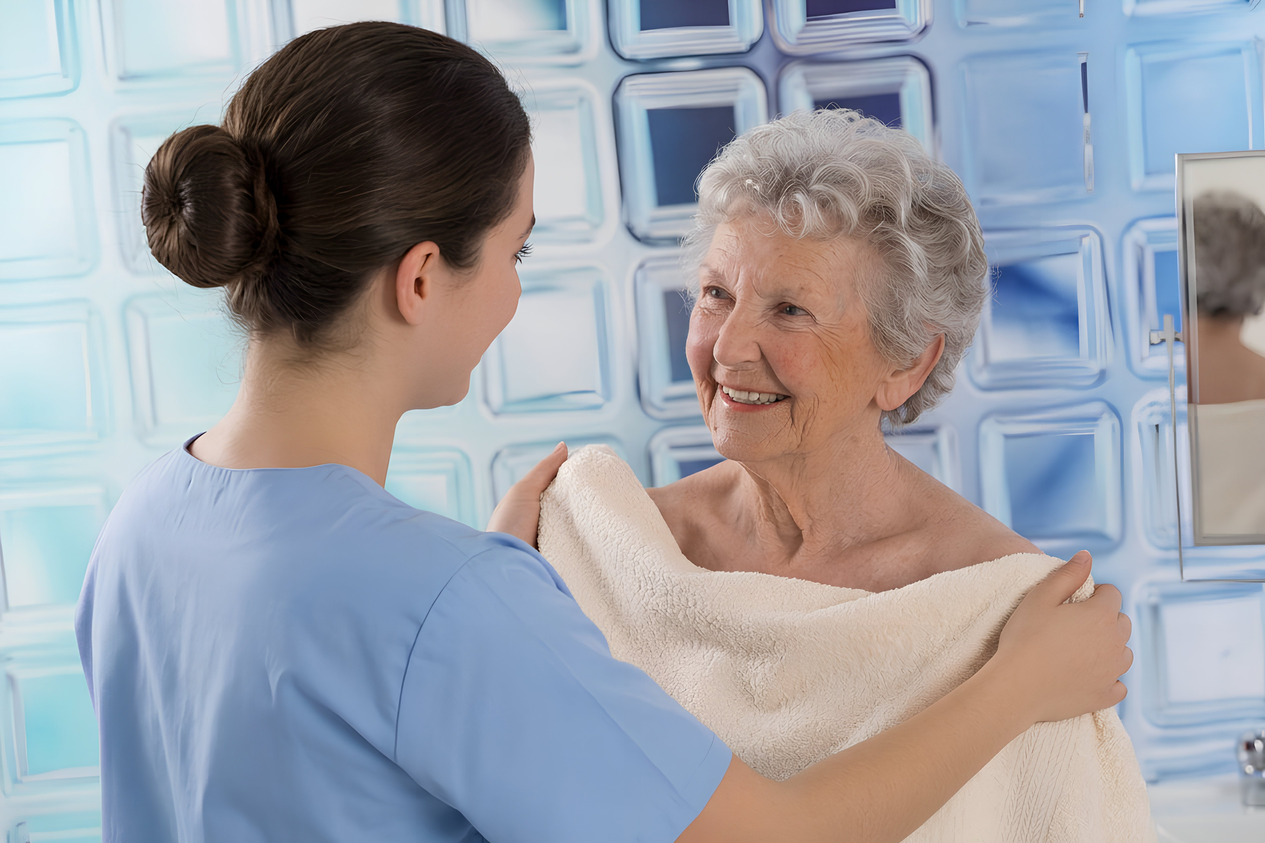 En ung sjuksköterska hjälper en äldre kvinna att ta ett bad i ett badrum.