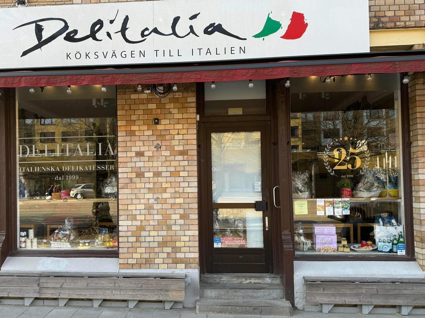 Vi fick &auml;ran att hj&auml;lpa @delitaliagbg fira 25 &aring;r i G&ouml;teborg h&auml;romsistens. Guld- och frostvinyl p&aring; deras butiksf&ouml;nster. Grattis och fortsatt lycka 😁

#vinylprinting #deli #gbg #italianfood