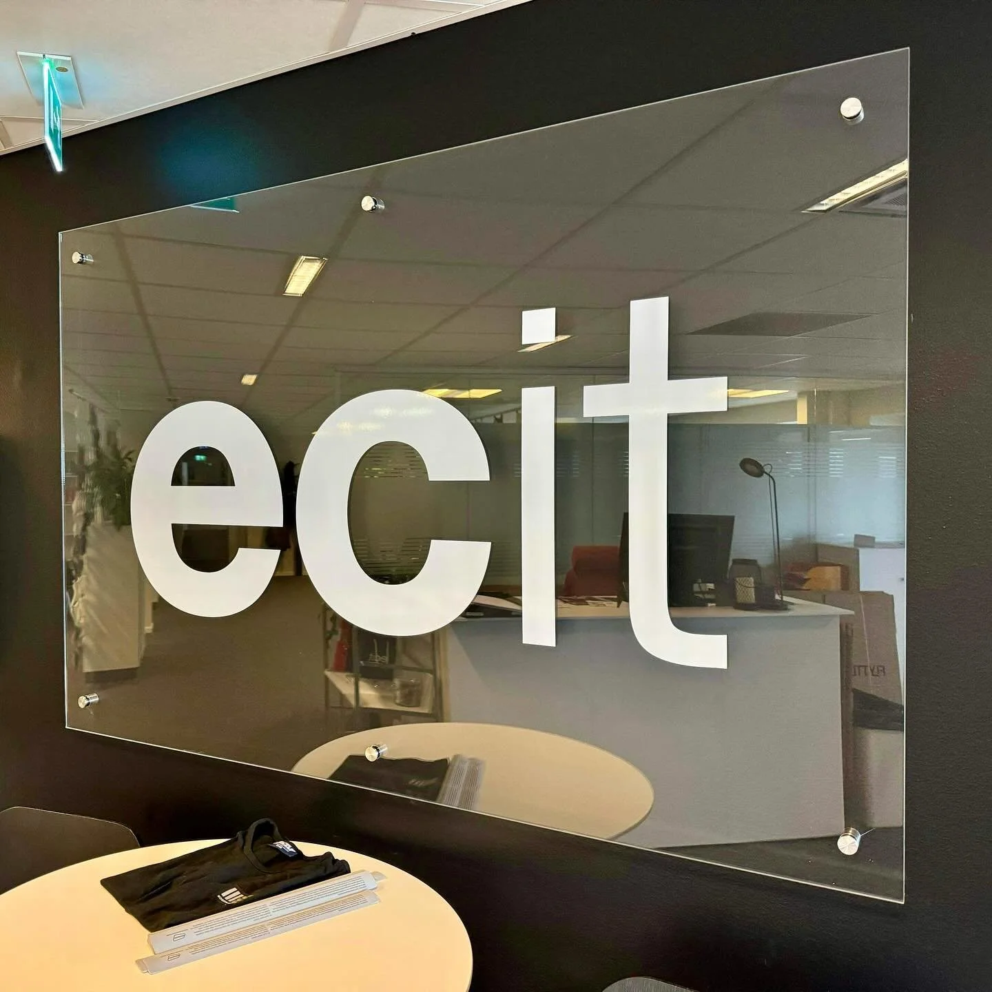 Vi &auml;r tillbaka! Varit ute och monterat skylt hos Ecit i veckan. Blankt! Och vill du ha fet ny skylt p&aring; ditt f&ouml;retag &auml;r det bara att maila eller DMa oss 😁
Trevlig fredag!

#vinylprinting #companysignage #gbg #fredag